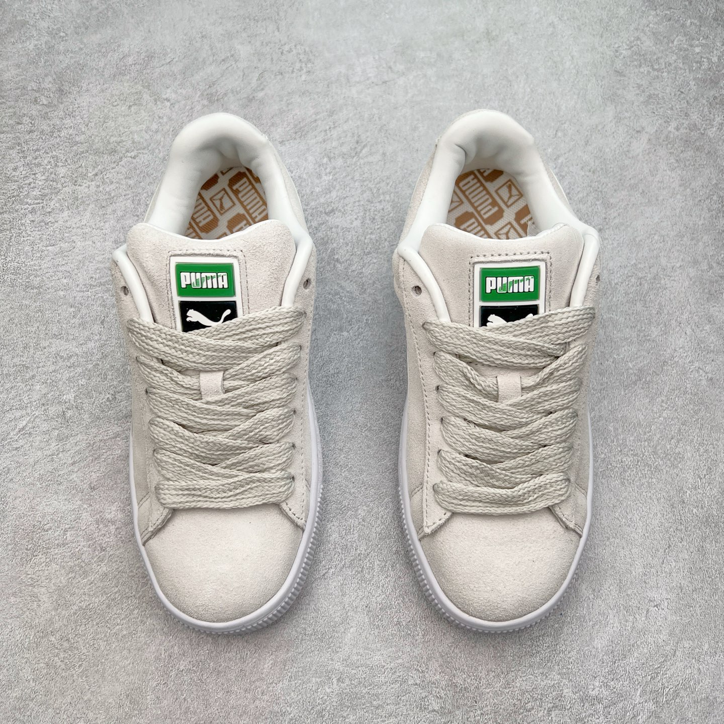 图片[2]-＃奥莱订单福利 PUMA SUEDE XL 彪马新款面包鞋男女同款复古休闲板鞋 赠送一双鞋带 鞋身通体采用细腻的麂皮材质 厚实柔软 质感出众 鞋侧保留PUMA标志性跑道图案 侧面与后跟点缀金属色PUMA LOGO 兼具辨识度与细节感 加厚鞋垫、饱满鞋舌 搭配加宽扁形鞋带 使得穿着感更加贴合与舒适 值得一提的是 本季SUEDE XL鞋款以黑色、红色及蓝色最为瞩目 经典黑的配色 在低调之余可轻松驾驭任何潮流风格造型 而高饱和度的配色 则是当之无愧的早春出街利器。货号： 395205 尺码：36 36.5 37 38 38.5 39 40 40.5 41 42 42.5 43 44 44.5 45-选品中心