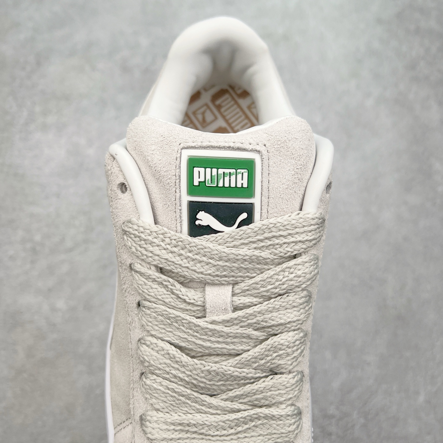 图片[5]-＃奥莱订单福利 PUMA SUEDE XL 彪马新款面包鞋男女同款复古休闲板鞋 赠送一双鞋带 鞋身通体采用细腻的麂皮材质 厚实柔软 质感出众 鞋侧保留PUMA标志性跑道图案 侧面与后跟点缀金属色PUMA LOGO 兼具辨识度与细节感 加厚鞋垫、饱满鞋舌 搭配加宽扁形鞋带 使得穿着感更加贴合与舒适 值得一提的是 本季SUEDE XL鞋款以黑色、红色及蓝色最为瞩目 经典黑的配色 在低调之余可轻松驾驭任何潮流风格造型 而高饱和度的配色 则是当之无愧的早春出街利器。货号： 395205 尺码：36 36.5 37 38 38.5 39 40 40.5 41 42 42.5 43 44 44.5 45-选品中心