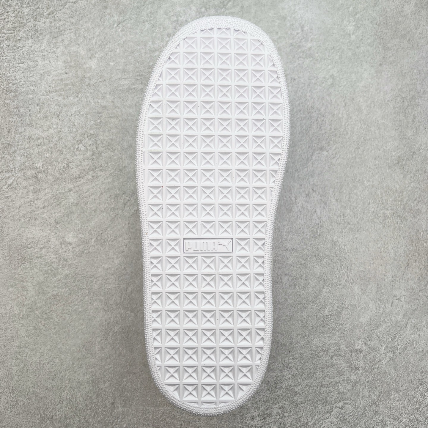 图片[9]-＃奥莱订单福利 PUMA SUEDE XL 彪马新款面包鞋男女同款复古休闲板鞋 赠送一双鞋带 鞋身通体采用细腻的麂皮材质 厚实柔软 质感出众 鞋侧保留PUMA标志性跑道图案 侧面与后跟点缀金属色PUMA LOGO 兼具辨识度与细节感 加厚鞋垫、饱满鞋舌 搭配加宽扁形鞋带 使得穿着感更加贴合与舒适 值得一提的是 本季SUEDE XL鞋款以黑色、红色及蓝色最为瞩目 经典黑的配色 在低调之余可轻松驾驭任何潮流风格造型 而高饱和度的配色 则是当之无愧的早春出街利器。货号： 395205 尺码：36 36.5 37 38 38.5 39 40 40.5 41 42 42.5 43 44 44.5 45-选品中心