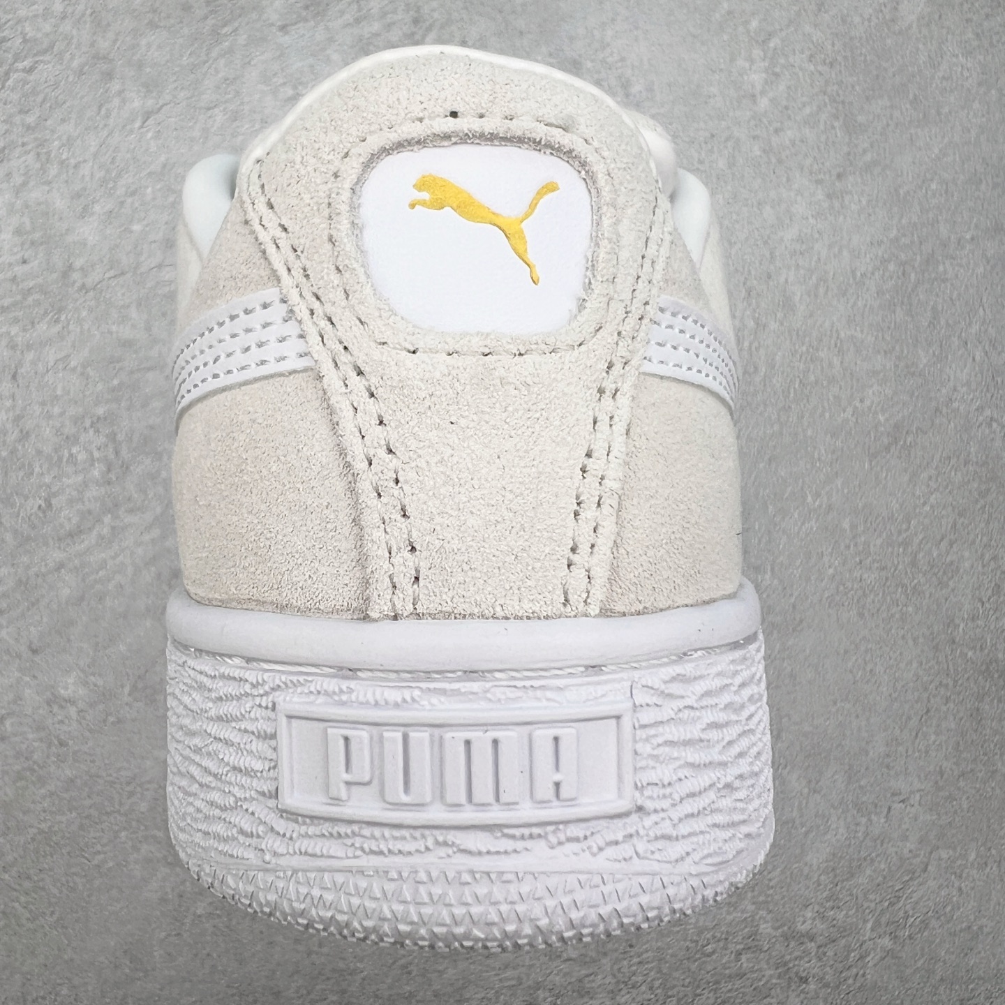 图片[8]-＃奥莱订单福利 PUMA SUEDE XL 彪马新款面包鞋男女同款复古休闲板鞋 赠送一双鞋带 鞋身通体采用细腻的麂皮材质 厚实柔软 质感出众 鞋侧保留PUMA标志性跑道图案 侧面与后跟点缀金属色PUMA LOGO 兼具辨识度与细节感 加厚鞋垫、饱满鞋舌 搭配加宽扁形鞋带 使得穿着感更加贴合与舒适 值得一提的是 本季SUEDE XL鞋款以黑色、红色及蓝色最为瞩目 经典黑的配色 在低调之余可轻松驾驭任何潮流风格造型 而高饱和度的配色 则是当之无愧的早春出街利器。货号： 395205 尺码：36 36.5 37 38 38.5 39 40 40.5 41 42 42.5 43 44 44.5 45-选品中心
