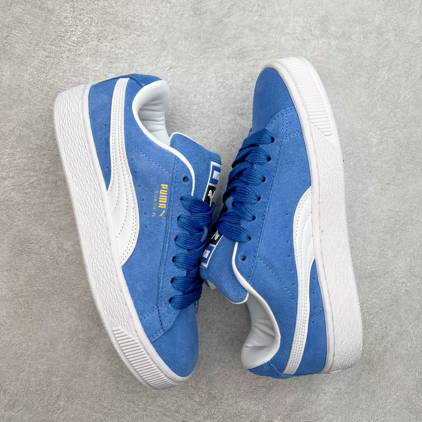 图片[3]-＃奥莱订单福利 PUMA SUEDE XL 彪马新款面包鞋男女同款复古休闲板鞋 赠送一双鞋带 鞋身通体采用细腻的麂皮材质 厚实柔软 质感出众 鞋侧保留PUMA标志性跑道图案 侧面与后跟点缀金属色PUMA LOGO 兼具辨识度与细节感 加厚鞋垫、饱满鞋舌 搭配加宽扁形鞋带 使得穿着感更加贴合与舒适 值得一提的是 本季SUEDE XL鞋款以黑色、红色及蓝色最为瞩目 经典黑的配色 在低调之余可轻松驾驭任何潮流风格造型 而高饱和度的配色 则是当之无愧的早春出街利器。货号： 395205 尺码：36 36.5 37 38 38.5 39 40 40.5 41 42 42.5 43 44 44.5 45-选品中心