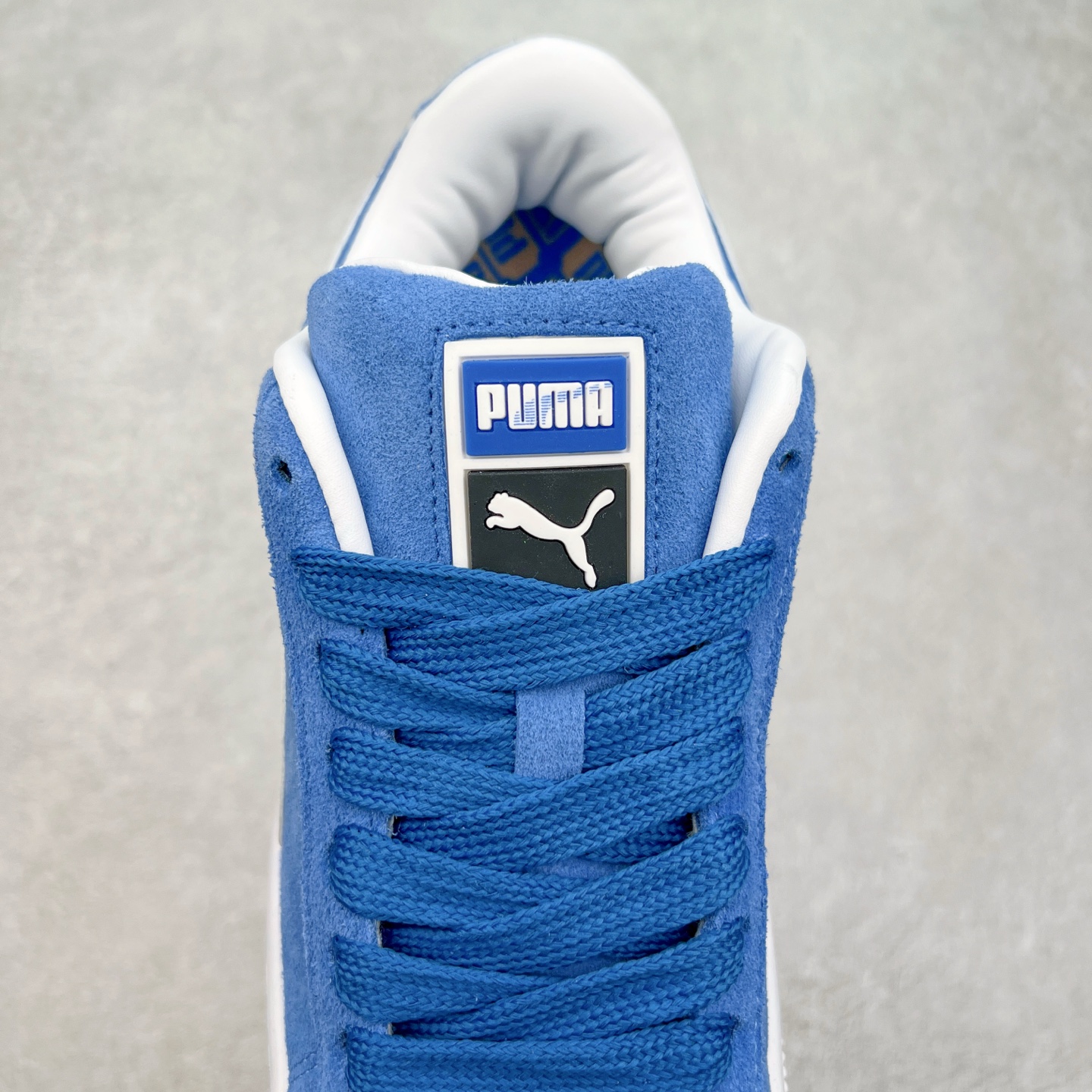 图片[5]-＃奥莱订单福利 PUMA SUEDE XL 彪马新款面包鞋男女同款复古休闲板鞋 赠送一双鞋带 鞋身通体采用细腻的麂皮材质 厚实柔软 质感出众 鞋侧保留PUMA标志性跑道图案 侧面与后跟点缀金属色PUMA LOGO 兼具辨识度与细节感 加厚鞋垫、饱满鞋舌 搭配加宽扁形鞋带 使得穿着感更加贴合与舒适 值得一提的是 本季SUEDE XL鞋款以黑色、红色及蓝色最为瞩目 经典黑的配色 在低调之余可轻松驾驭任何潮流风格造型 而高饱和度的配色 则是当之无愧的早春出街利器。货号： 395205 尺码：36 36.5 37 38 38.5 39 40 40.5 41 42 42.5 43 44 44.5 45-选品中心