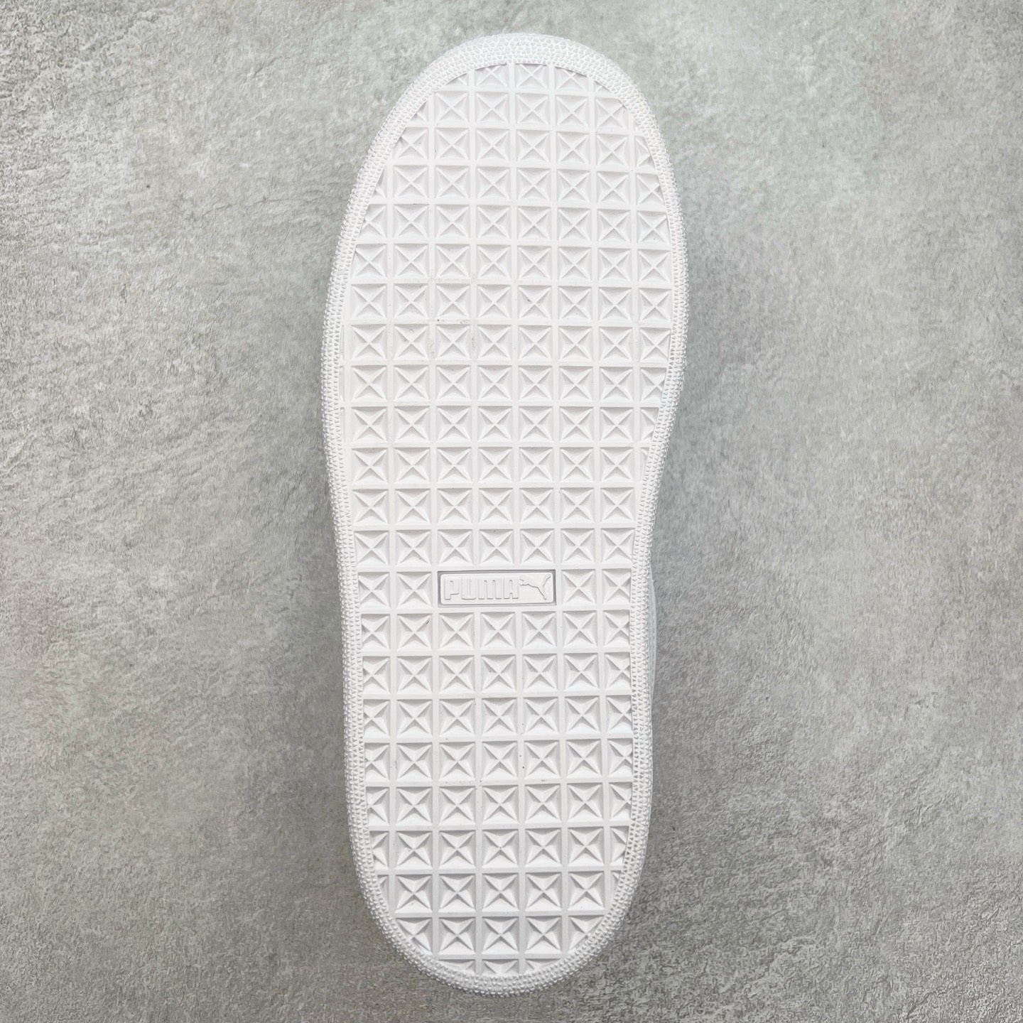 图片[9]-＃奥莱订单福利 PUMA SUEDE XL 彪马新款面包鞋男女同款复古休闲板鞋 赠送一双鞋带 鞋身通体采用细腻的麂皮材质 厚实柔软 质感出众 鞋侧保留PUMA标志性跑道图案 侧面与后跟点缀金属色PUMA LOGO 兼具辨识度与细节感 加厚鞋垫、饱满鞋舌 搭配加宽扁形鞋带 使得穿着感更加贴合与舒适 值得一提的是 本季SUEDE XL鞋款以黑色、红色及蓝色最为瞩目 经典黑的配色 在低调之余可轻松驾驭任何潮流风格造型 而高饱和度的配色 则是当之无愧的早春出街利器。货号： 395205 尺码：36 36.5 37 38 38.5 39 40 40.5 41 42 42.5 43 44 44.5 45-选品中心