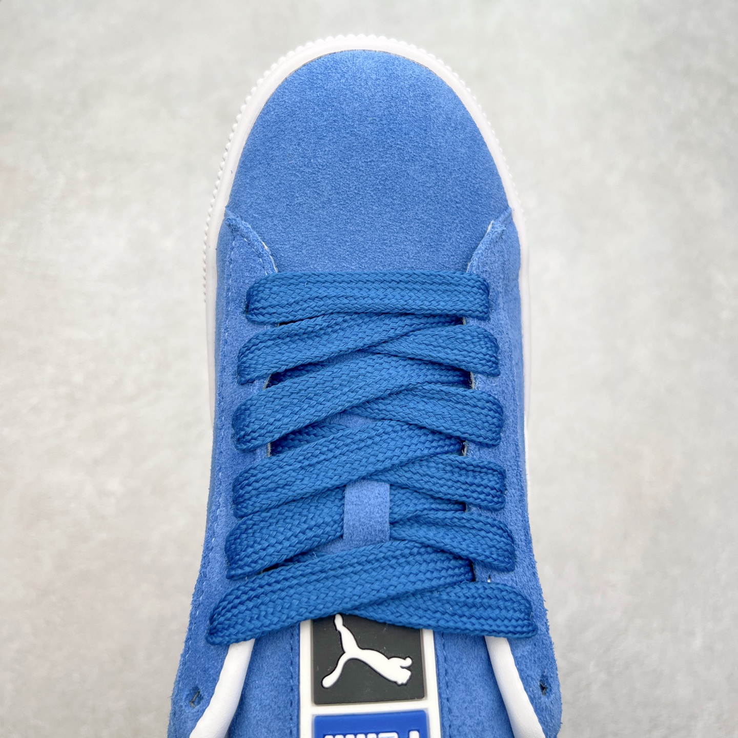 图片[4]-＃奥莱订单福利 PUMA SUEDE XL 彪马新款面包鞋男女同款复古休闲板鞋 赠送一双鞋带 鞋身通体采用细腻的麂皮材质 厚实柔软 质感出众 鞋侧保留PUMA标志性跑道图案 侧面与后跟点缀金属色PUMA LOGO 兼具辨识度与细节感 加厚鞋垫、饱满鞋舌 搭配加宽扁形鞋带 使得穿着感更加贴合与舒适 值得一提的是 本季SUEDE XL鞋款以黑色、红色及蓝色最为瞩目 经典黑的配色 在低调之余可轻松驾驭任何潮流风格造型 而高饱和度的配色 则是当之无愧的早春出街利器。货号： 395205 尺码：36 36.5 37 38 38.5 39 40 40.5 41 42 42.5 43 44 44.5 45-选品中心