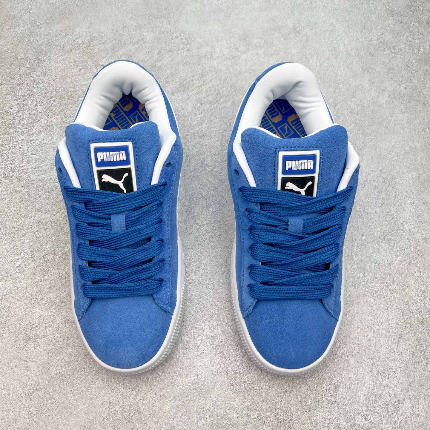 图片[2]-＃奥莱订单福利 PUMA SUEDE XL 彪马新款面包鞋男女同款复古休闲板鞋 赠送一双鞋带 鞋身通体采用细腻的麂皮材质 厚实柔软 质感出众 鞋侧保留PUMA标志性跑道图案 侧面与后跟点缀金属色PUMA LOGO 兼具辨识度与细节感 加厚鞋垫、饱满鞋舌 搭配加宽扁形鞋带 使得穿着感更加贴合与舒适 值得一提的是 本季SUEDE XL鞋款以黑色、红色及蓝色最为瞩目 经典黑的配色 在低调之余可轻松驾驭任何潮流风格造型 而高饱和度的配色 则是当之无愧的早春出街利器。货号： 395205 尺码：36 36.5 37 38 38.5 39 40 40.5 41 42 42.5 43 44 44.5 45-选品中心