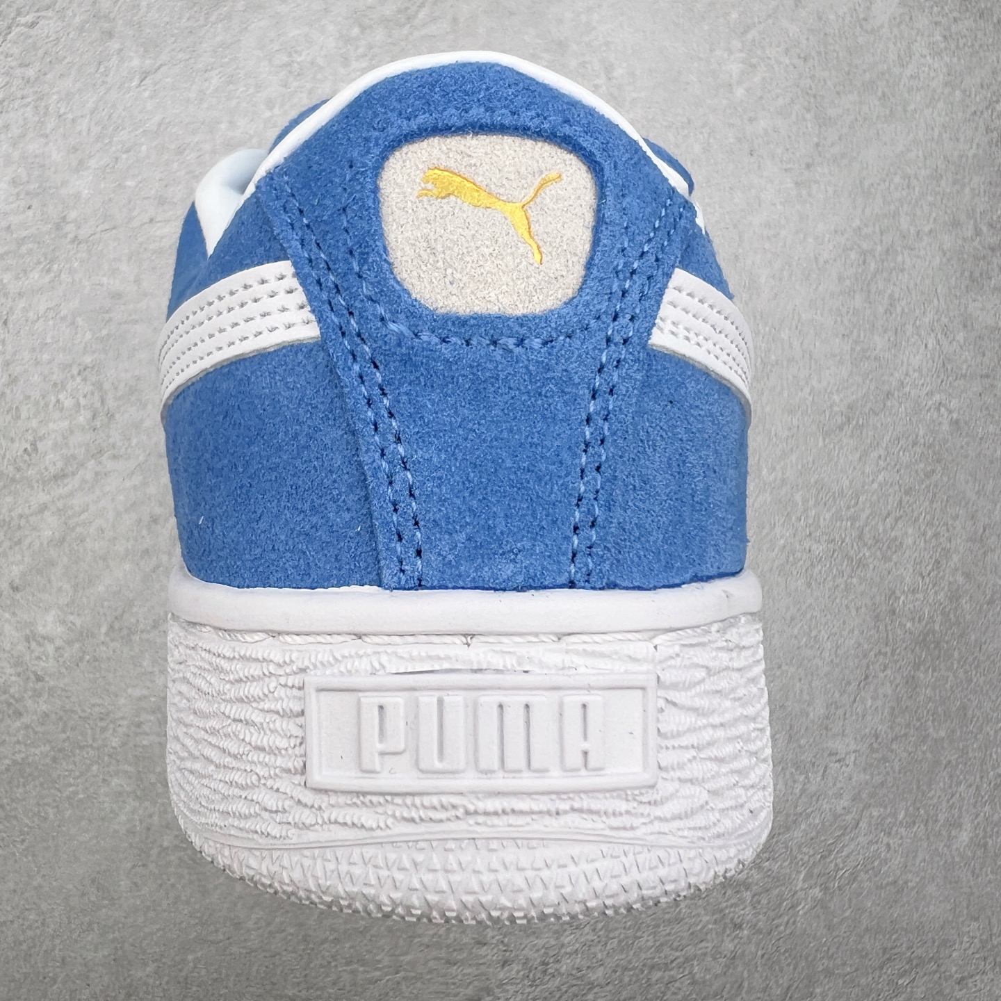 图片[8]-＃奥莱订单福利 PUMA SUEDE XL 彪马新款面包鞋男女同款复古休闲板鞋 赠送一双鞋带 鞋身通体采用细腻的麂皮材质 厚实柔软 质感出众 鞋侧保留PUMA标志性跑道图案 侧面与后跟点缀金属色PUMA LOGO 兼具辨识度与细节感 加厚鞋垫、饱满鞋舌 搭配加宽扁形鞋带 使得穿着感更加贴合与舒适 值得一提的是 本季SUEDE XL鞋款以黑色、红色及蓝色最为瞩目 经典黑的配色 在低调之余可轻松驾驭任何潮流风格造型 而高饱和度的配色 则是当之无愧的早春出街利器。货号： 395205 尺码：36 36.5 37 38 38.5 39 40 40.5 41 42 42.5 43 44 44.5 45-选品中心
