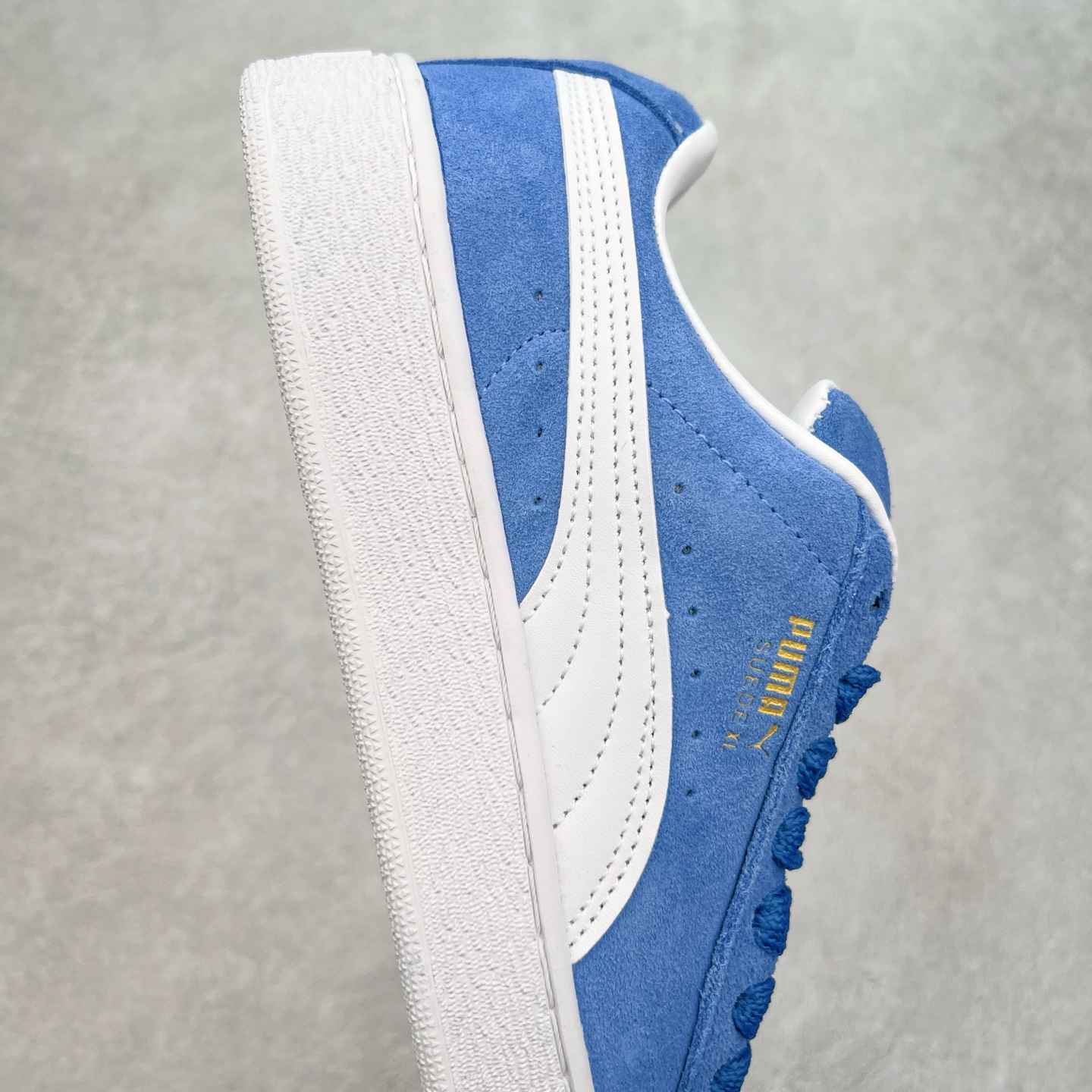 图片[6]-＃奥莱订单福利 PUMA SUEDE XL 彪马新款面包鞋男女同款复古休闲板鞋 赠送一双鞋带 鞋身通体采用细腻的麂皮材质 厚实柔软 质感出众 鞋侧保留PUMA标志性跑道图案 侧面与后跟点缀金属色PUMA LOGO 兼具辨识度与细节感 加厚鞋垫、饱满鞋舌 搭配加宽扁形鞋带 使得穿着感更加贴合与舒适 值得一提的是 本季SUEDE XL鞋款以黑色、红色及蓝色最为瞩目 经典黑的配色 在低调之余可轻松驾驭任何潮流风格造型 而高饱和度的配色 则是当之无愧的早春出街利器。货号： 395205 尺码：36 36.5 37 38 38.5 39 40 40.5 41 42 42.5 43 44 44.5 45-选品中心