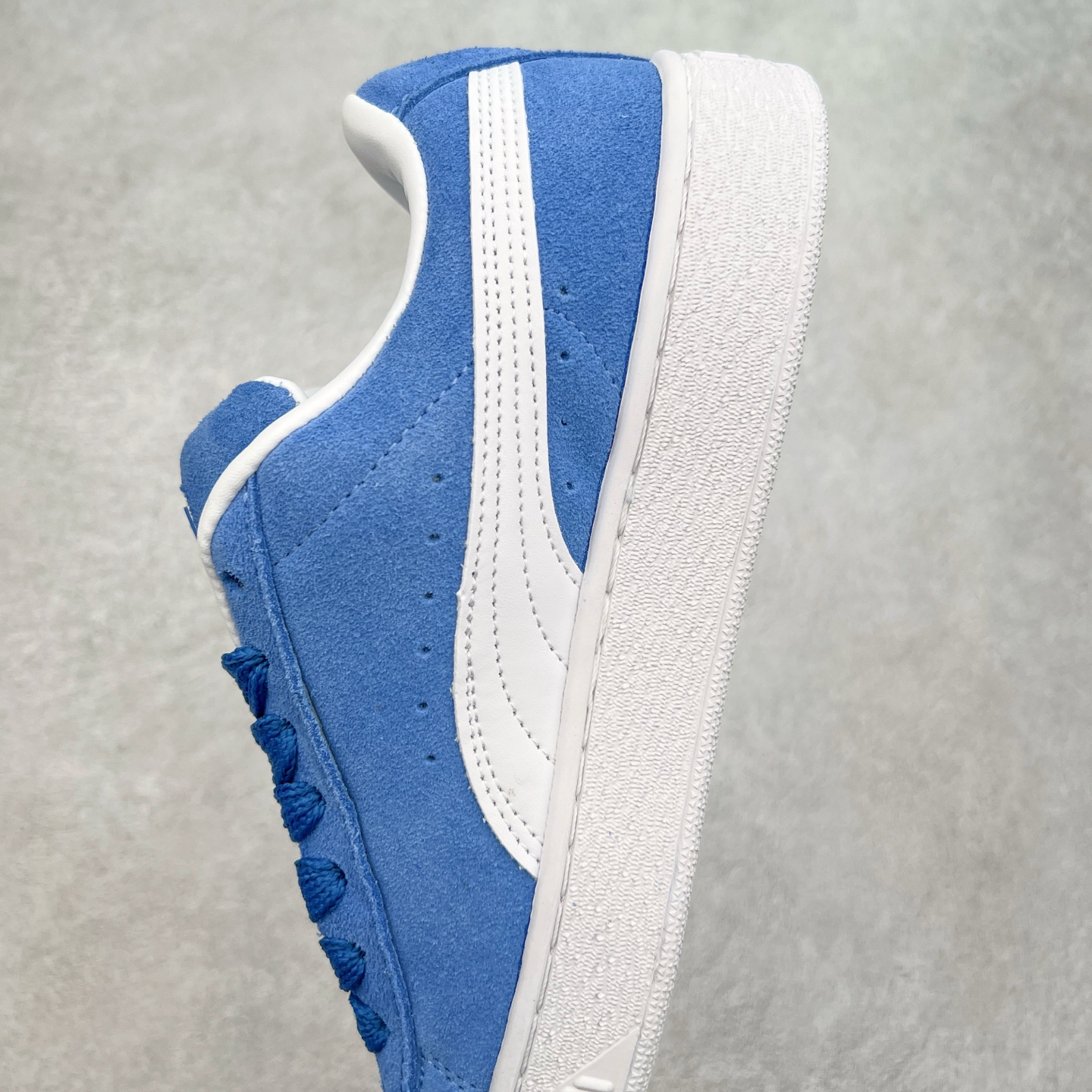 图片[7]-＃奥莱订单福利 PUMA SUEDE XL 彪马新款面包鞋男女同款复古休闲板鞋 赠送一双鞋带 鞋身通体采用细腻的麂皮材质 厚实柔软 质感出众 鞋侧保留PUMA标志性跑道图案 侧面与后跟点缀金属色PUMA LOGO 兼具辨识度与细节感 加厚鞋垫、饱满鞋舌 搭配加宽扁形鞋带 使得穿着感更加贴合与舒适 值得一提的是 本季SUEDE XL鞋款以黑色、红色及蓝色最为瞩目 经典黑的配色 在低调之余可轻松驾驭任何潮流风格造型 而高饱和度的配色 则是当之无愧的早春出街利器。货号： 395205 尺码：36 36.5 37 38 38.5 39 40 40.5 41 42 42.5 43 44 44.5 45-选品中心