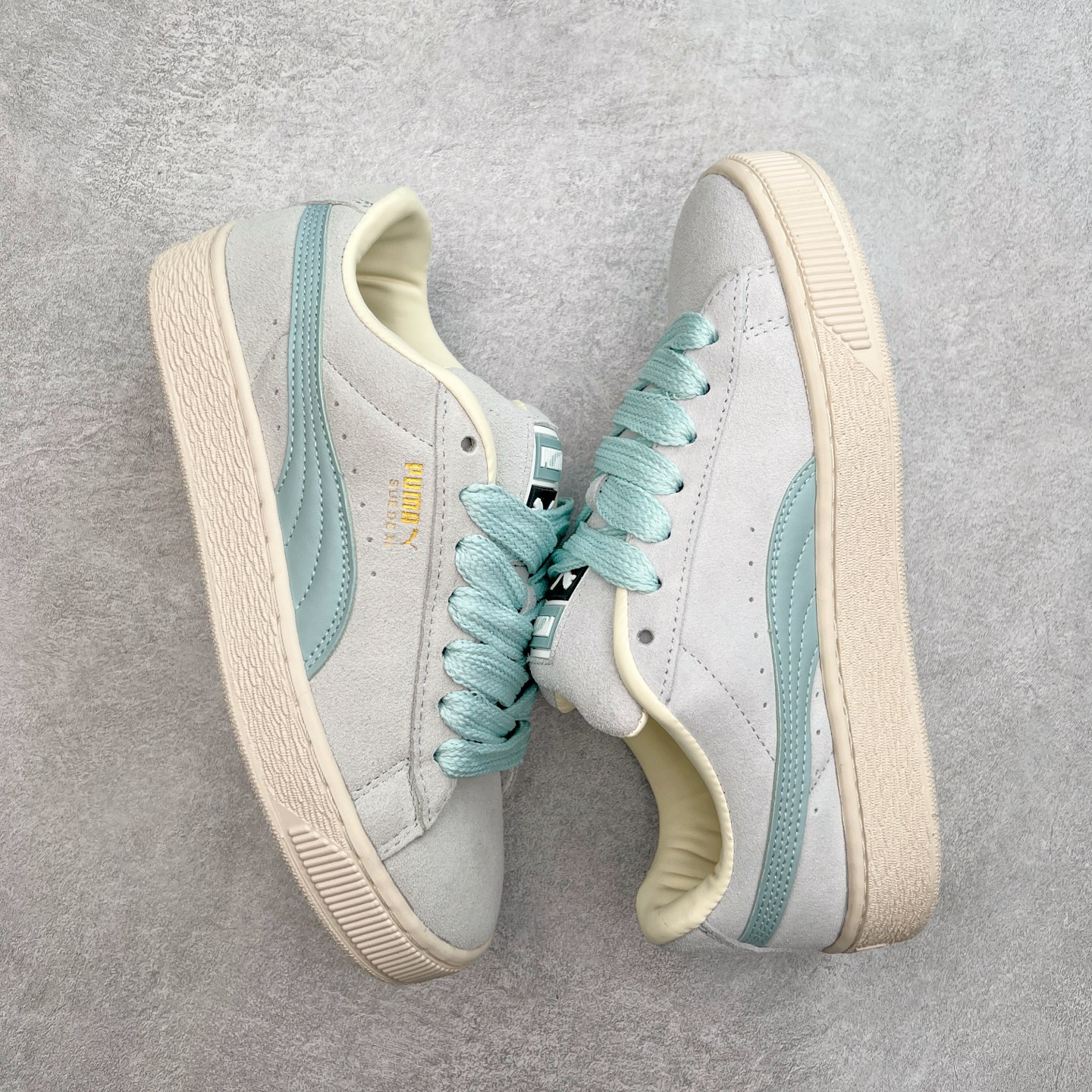 图片[3]-＃奥莱订单福利 PUMA SUEDE XL 彪马新款面包鞋男女同款复古休闲板鞋 赠送一双鞋带 鞋身通体采用细腻的麂皮材质 厚实柔软 质感出众 鞋侧保留PUMA标志性跑道图案 侧面与后跟点缀金属色PUMA LOGO 兼具辨识度与细节感 加厚鞋垫、饱满鞋舌 搭配加宽扁形鞋带 使得穿着感更加贴合与舒适 值得一提的是 本季SUEDE XL鞋款以黑色、红色及蓝色最为瞩目 经典黑的配色 在低调之余可轻松驾驭任何潮流风格造型 而高饱和度的配色 则是当之无愧的早春出街利器。货号： 395205 尺码：36 36.5 37 38 38.5 39 40 40.5 41 42 42.5 43 44 44.5 45-选品中心