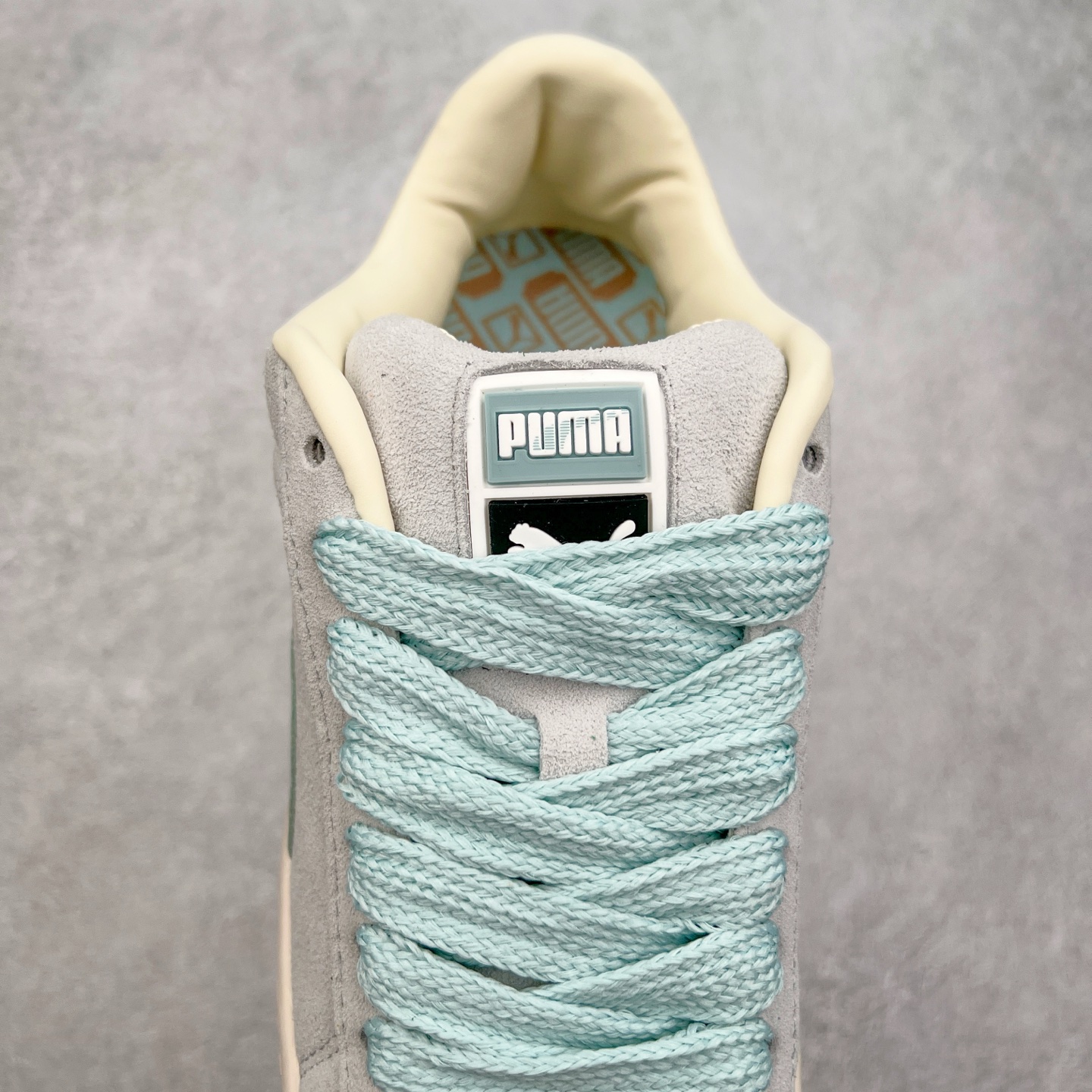 图片[5]-＃奥莱订单福利 PUMA SUEDE XL 彪马新款面包鞋男女同款复古休闲板鞋 赠送一双鞋带 鞋身通体采用细腻的麂皮材质 厚实柔软 质感出众 鞋侧保留PUMA标志性跑道图案 侧面与后跟点缀金属色PUMA LOGO 兼具辨识度与细节感 加厚鞋垫、饱满鞋舌 搭配加宽扁形鞋带 使得穿着感更加贴合与舒适 值得一提的是 本季SUEDE XL鞋款以黑色、红色及蓝色最为瞩目 经典黑的配色 在低调之余可轻松驾驭任何潮流风格造型 而高饱和度的配色 则是当之无愧的早春出街利器。货号： 395205 尺码：36 36.5 37 38 38.5 39 40 40.5 41 42 42.5 43 44 44.5 45-选品中心