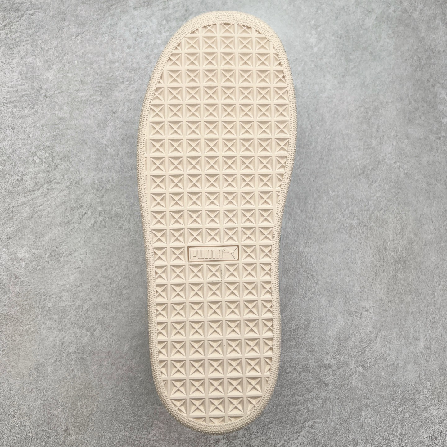 图片[9]-＃奥莱订单福利 PUMA SUEDE XL 彪马新款面包鞋男女同款复古休闲板鞋 赠送一双鞋带 鞋身通体采用细腻的麂皮材质 厚实柔软 质感出众 鞋侧保留PUMA标志性跑道图案 侧面与后跟点缀金属色PUMA LOGO 兼具辨识度与细节感 加厚鞋垫、饱满鞋舌 搭配加宽扁形鞋带 使得穿着感更加贴合与舒适 值得一提的是 本季SUEDE XL鞋款以黑色、红色及蓝色最为瞩目 经典黑的配色 在低调之余可轻松驾驭任何潮流风格造型 而高饱和度的配色 则是当之无愧的早春出街利器。货号： 395205 尺码：36 36.5 37 38 38.5 39 40 40.5 41 42 42.5 43 44 44.5 45-选品中心