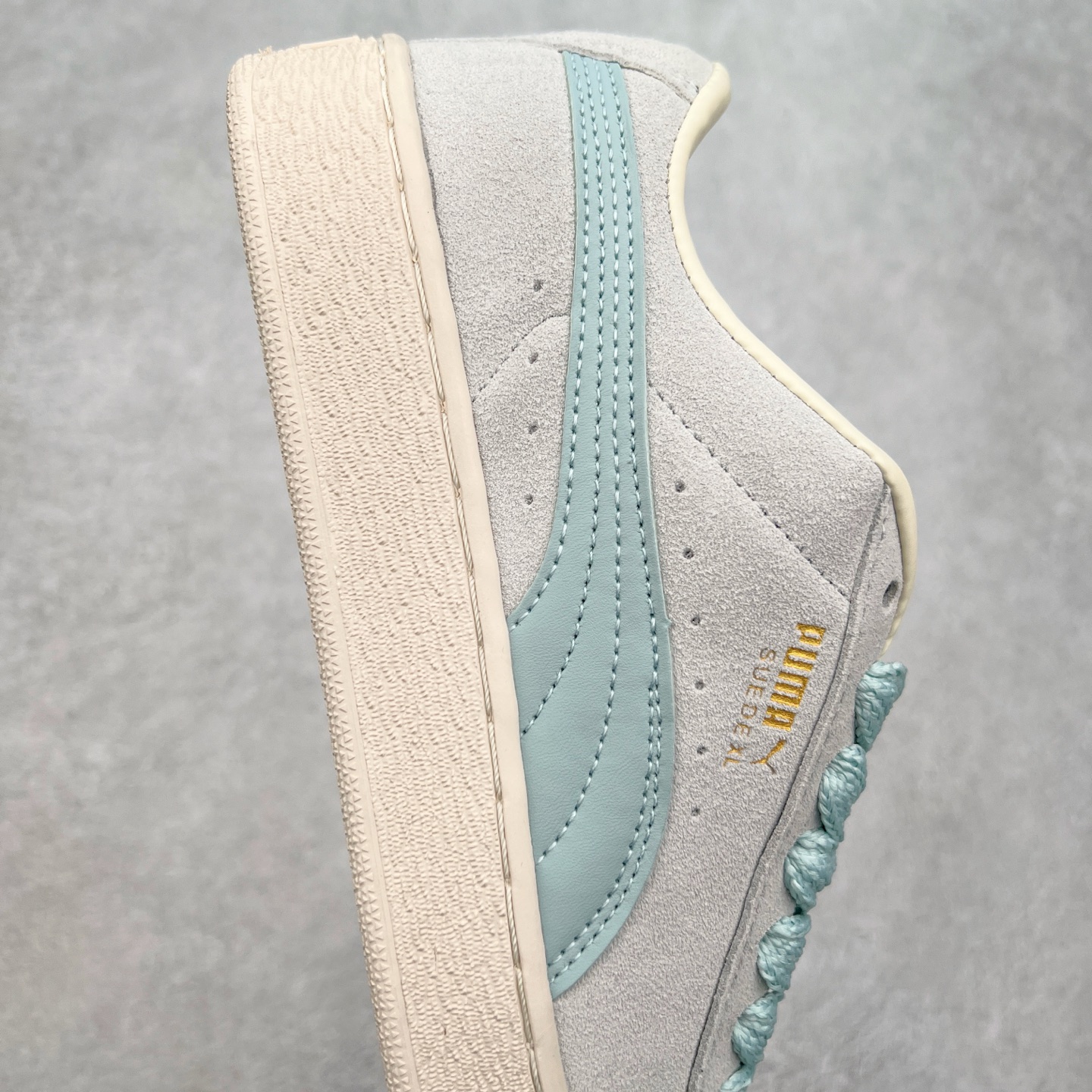 图片[6]-＃奥莱订单福利 PUMA SUEDE XL 彪马新款面包鞋男女同款复古休闲板鞋 赠送一双鞋带 鞋身通体采用细腻的麂皮材质 厚实柔软 质感出众 鞋侧保留PUMA标志性跑道图案 侧面与后跟点缀金属色PUMA LOGO 兼具辨识度与细节感 加厚鞋垫、饱满鞋舌 搭配加宽扁形鞋带 使得穿着感更加贴合与舒适 值得一提的是 本季SUEDE XL鞋款以黑色、红色及蓝色最为瞩目 经典黑的配色 在低调之余可轻松驾驭任何潮流风格造型 而高饱和度的配色 则是当之无愧的早春出街利器。货号： 395205 尺码：36 36.5 37 38 38.5 39 40 40.5 41 42 42.5 43 44 44.5 45-选品中心