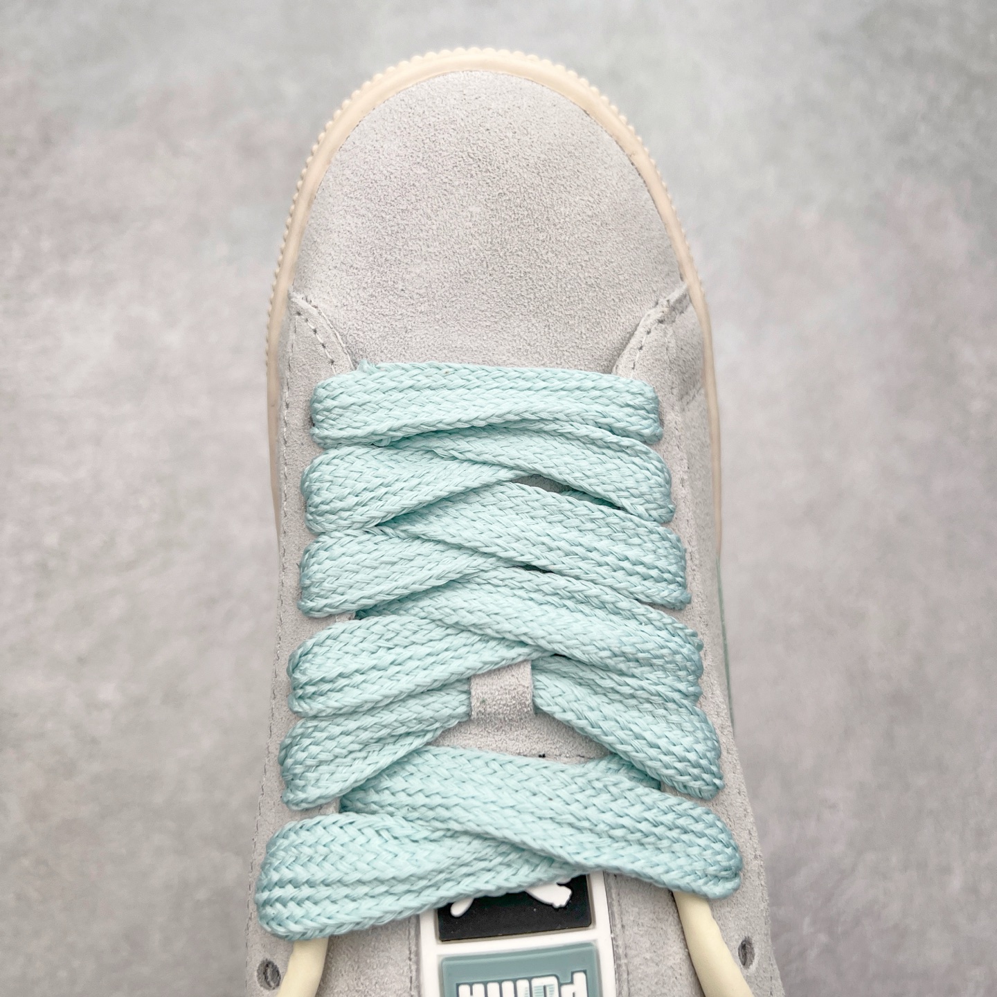 图片[4]-＃奥莱订单福利 PUMA SUEDE XL 彪马新款面包鞋男女同款复古休闲板鞋 赠送一双鞋带 鞋身通体采用细腻的麂皮材质 厚实柔软 质感出众 鞋侧保留PUMA标志性跑道图案 侧面与后跟点缀金属色PUMA LOGO 兼具辨识度与细节感 加厚鞋垫、饱满鞋舌 搭配加宽扁形鞋带 使得穿着感更加贴合与舒适 值得一提的是 本季SUEDE XL鞋款以黑色、红色及蓝色最为瞩目 经典黑的配色 在低调之余可轻松驾驭任何潮流风格造型 而高饱和度的配色 则是当之无愧的早春出街利器。货号： 395205 尺码：36 36.5 37 38 38.5 39 40 40.5 41 42 42.5 43 44 44.5 45-选品中心