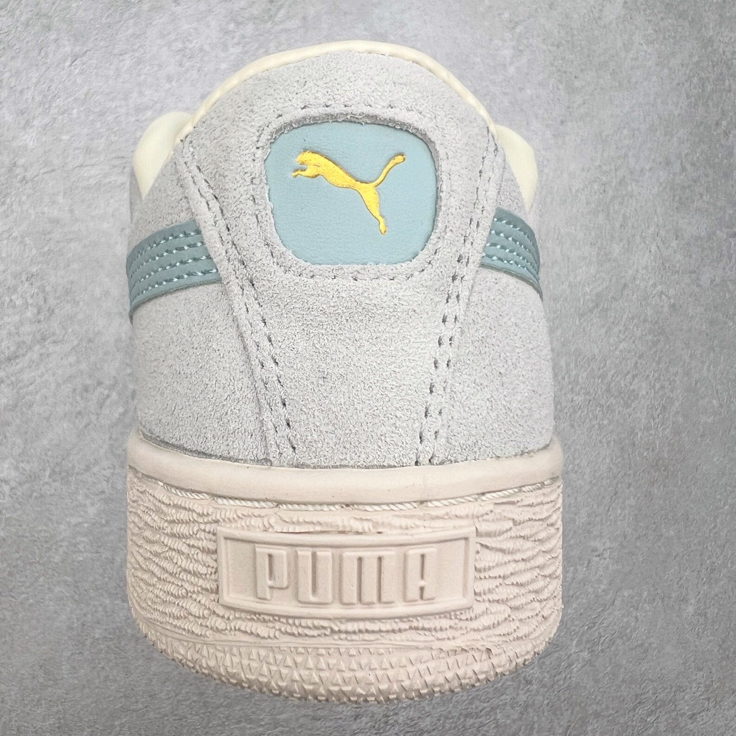 图片[8]-＃奥莱订单福利 PUMA SUEDE XL 彪马新款面包鞋男女同款复古休闲板鞋 赠送一双鞋带 鞋身通体采用细腻的麂皮材质 厚实柔软 质感出众 鞋侧保留PUMA标志性跑道图案 侧面与后跟点缀金属色PUMA LOGO 兼具辨识度与细节感 加厚鞋垫、饱满鞋舌 搭配加宽扁形鞋带 使得穿着感更加贴合与舒适 值得一提的是 本季SUEDE XL鞋款以黑色、红色及蓝色最为瞩目 经典黑的配色 在低调之余可轻松驾驭任何潮流风格造型 而高饱和度的配色 则是当之无愧的早春出街利器。货号： 395205 尺码：36 36.5 37 38 38.5 39 40 40.5 41 42 42.5 43 44 44.5 45-选品中心