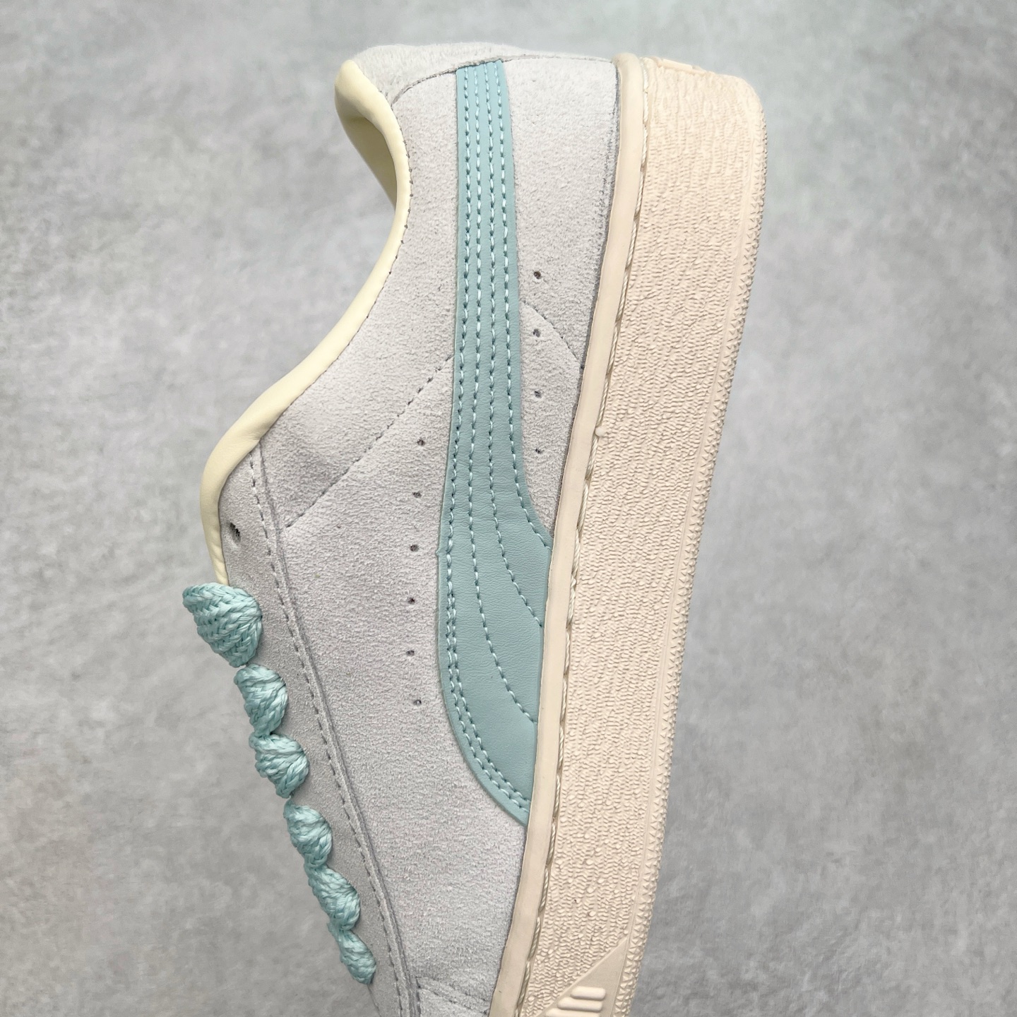 图片[7]-＃奥莱订单福利 PUMA SUEDE XL 彪马新款面包鞋男女同款复古休闲板鞋 赠送一双鞋带 鞋身通体采用细腻的麂皮材质 厚实柔软 质感出众 鞋侧保留PUMA标志性跑道图案 侧面与后跟点缀金属色PUMA LOGO 兼具辨识度与细节感 加厚鞋垫、饱满鞋舌 搭配加宽扁形鞋带 使得穿着感更加贴合与舒适 值得一提的是 本季SUEDE XL鞋款以黑色、红色及蓝色最为瞩目 经典黑的配色 在低调之余可轻松驾驭任何潮流风格造型 而高饱和度的配色 则是当之无愧的早春出街利器。货号： 395205 尺码：36 36.5 37 38 38.5 39 40 40.5 41 42 42.5 43 44 44.5 45-选品中心