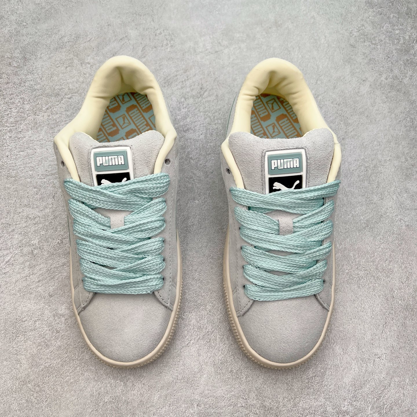 图片[2]-＃奥莱订单福利 PUMA SUEDE XL 彪马新款面包鞋男女同款复古休闲板鞋 赠送一双鞋带 鞋身通体采用细腻的麂皮材质 厚实柔软 质感出众 鞋侧保留PUMA标志性跑道图案 侧面与后跟点缀金属色PUMA LOGO 兼具辨识度与细节感 加厚鞋垫、饱满鞋舌 搭配加宽扁形鞋带 使得穿着感更加贴合与舒适 值得一提的是 本季SUEDE XL鞋款以黑色、红色及蓝色最为瞩目 经典黑的配色 在低调之余可轻松驾驭任何潮流风格造型 而高饱和度的配色 则是当之无愧的早春出街利器。货号： 395205 尺码：36 36.5 37 38 38.5 39 40 40.5 41 42 42.5 43 44 44.5 45-选品中心