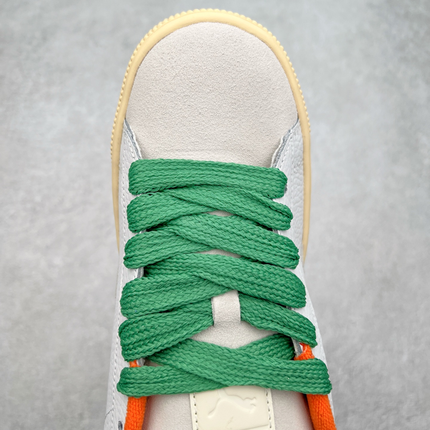 图片[4]-＃奥莱订单福利 PUMA SUEDE XL 彪马新款面包鞋男女同款复古休闲板鞋 赠送一双鞋带 鞋身通体采用细腻的麂皮材质 厚实柔软 质感出众 鞋侧保留PUMA标志性跑道图案 侧面与后跟点缀金属色PUMA LOGO 兼具辨识度与细节感 加厚鞋垫、饱满鞋舌 搭配加宽扁形鞋带 使得穿着感更加贴合与舒适 值得一提的是 本季SUEDE XL鞋款以黑色、红色及蓝色最为瞩目 经典黑的配色 在低调之余可轻松驾驭任何潮流风格造型 而高饱和度的配色 则是当之无愧的早春出街利器。货号： 395205 尺码：36 36.5 37 38 38.5 39 40 40.5 41 42 42.5 43 44 44.5 45-选品中心