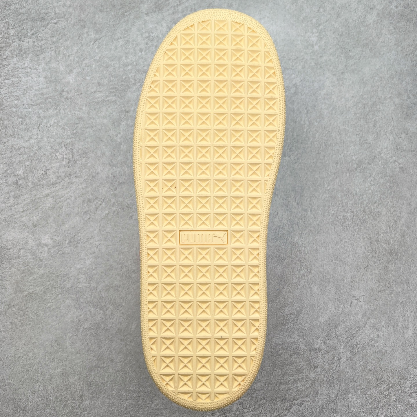 图片[9]-＃奥莱订单福利 PUMA SUEDE XL 彪马新款面包鞋男女同款复古休闲板鞋 赠送一双鞋带 鞋身通体采用细腻的麂皮材质 厚实柔软 质感出众 鞋侧保留PUMA标志性跑道图案 侧面与后跟点缀金属色PUMA LOGO 兼具辨识度与细节感 加厚鞋垫、饱满鞋舌 搭配加宽扁形鞋带 使得穿着感更加贴合与舒适 值得一提的是 本季SUEDE XL鞋款以黑色、红色及蓝色最为瞩目 经典黑的配色 在低调之余可轻松驾驭任何潮流风格造型 而高饱和度的配色 则是当之无愧的早春出街利器。货号： 395205 尺码：36 36.5 37 38 38.5 39 40 40.5 41 42 42.5 43 44 44.5 45-选品中心