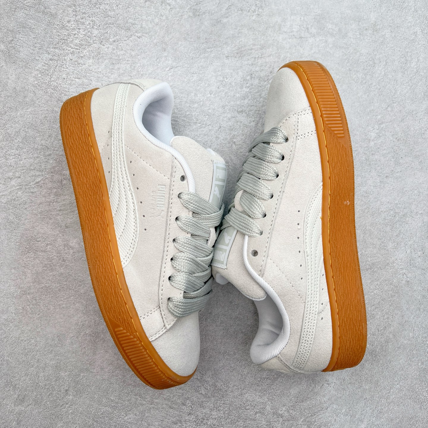 图片[3]-＃奥莱订单福利 PUMA SUEDE XL 彪马新款面包鞋男女同款复古休闲板鞋 赠送一双鞋带 鞋身通体采用细腻的麂皮材质 厚实柔软 质感出众 鞋侧保留PUMA标志性跑道图案 侧面与后跟点缀金属色PUMA LOGO 兼具辨识度与细节感 加厚鞋垫、饱满鞋舌 搭配加宽扁形鞋带 使得穿着感更加贴合与舒适 值得一提的是 本季SUEDE XL鞋款以黑色、红色及蓝色最为瞩目 经典黑的配色 在低调之余可轻松驾驭任何潮流风格造型 而高饱和度的配色 则是当之无愧的早春出街利器。货号： 395205 尺码：36 36.5 37 38 38.5 39 40 40.5 41 42 42.5 43 44 44.5 45-选品中心