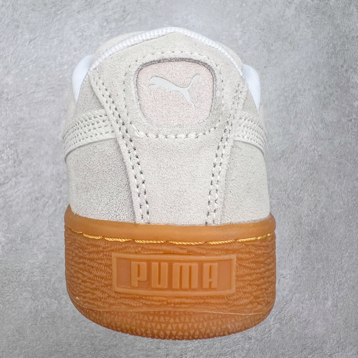图片[8]-＃奥莱订单福利 PUMA SUEDE XL 彪马新款面包鞋男女同款复古休闲板鞋 赠送一双鞋带 鞋身通体采用细腻的麂皮材质 厚实柔软 质感出众 鞋侧保留PUMA标志性跑道图案 侧面与后跟点缀金属色PUMA LOGO 兼具辨识度与细节感 加厚鞋垫、饱满鞋舌 搭配加宽扁形鞋带 使得穿着感更加贴合与舒适 值得一提的是 本季SUEDE XL鞋款以黑色、红色及蓝色最为瞩目 经典黑的配色 在低调之余可轻松驾驭任何潮流风格造型 而高饱和度的配色 则是当之无愧的早春出街利器。货号： 395205 尺码：36 36.5 37 38 38.5 39 40 40.5 41 42 42.5 43 44 44.5 45-选品中心