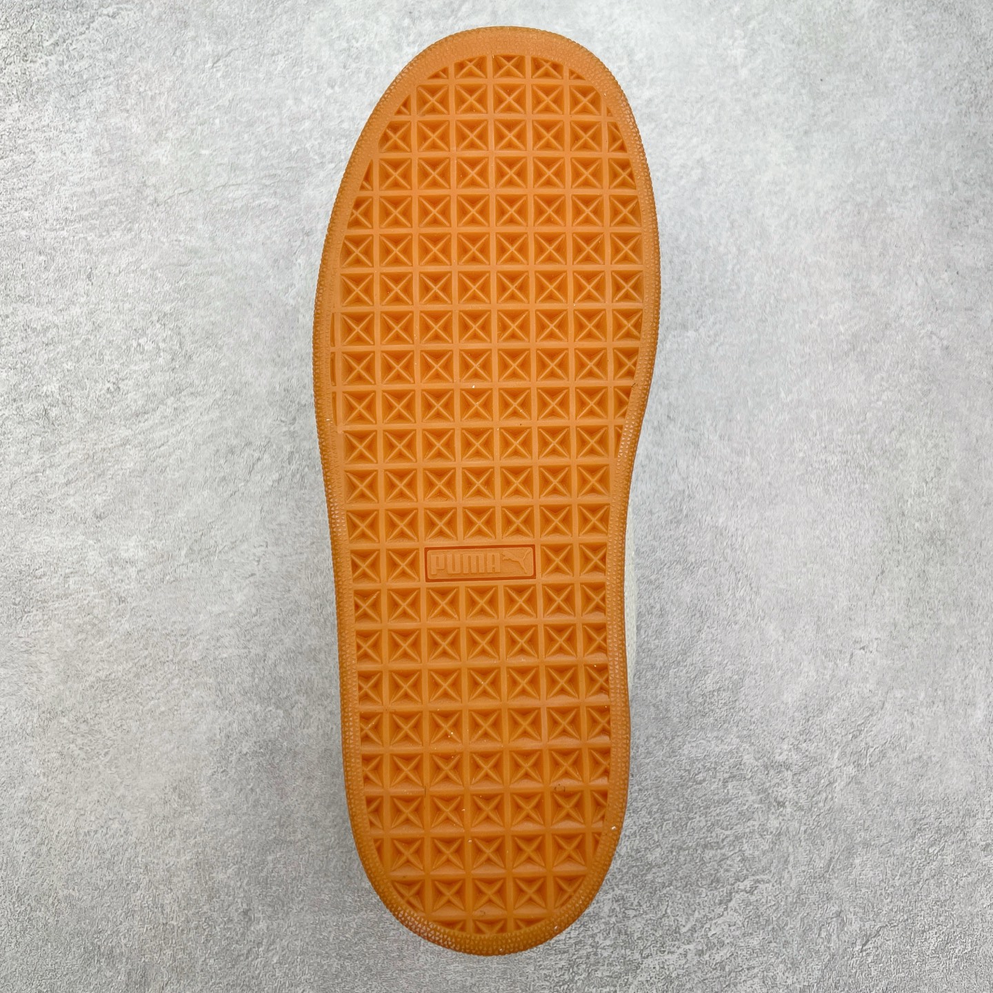 图片[9]-＃奥莱订单福利 PUMA SUEDE XL 彪马新款面包鞋男女同款复古休闲板鞋 赠送一双鞋带 鞋身通体采用细腻的麂皮材质 厚实柔软 质感出众 鞋侧保留PUMA标志性跑道图案 侧面与后跟点缀金属色PUMA LOGO 兼具辨识度与细节感 加厚鞋垫、饱满鞋舌 搭配加宽扁形鞋带 使得穿着感更加贴合与舒适 值得一提的是 本季SUEDE XL鞋款以黑色、红色及蓝色最为瞩目 经典黑的配色 在低调之余可轻松驾驭任何潮流风格造型 而高饱和度的配色 则是当之无愧的早春出街利器。货号： 395205 尺码：36 36.5 37 38 38.5 39 40 40.5 41 42 42.5 43 44 44.5 45-选品中心