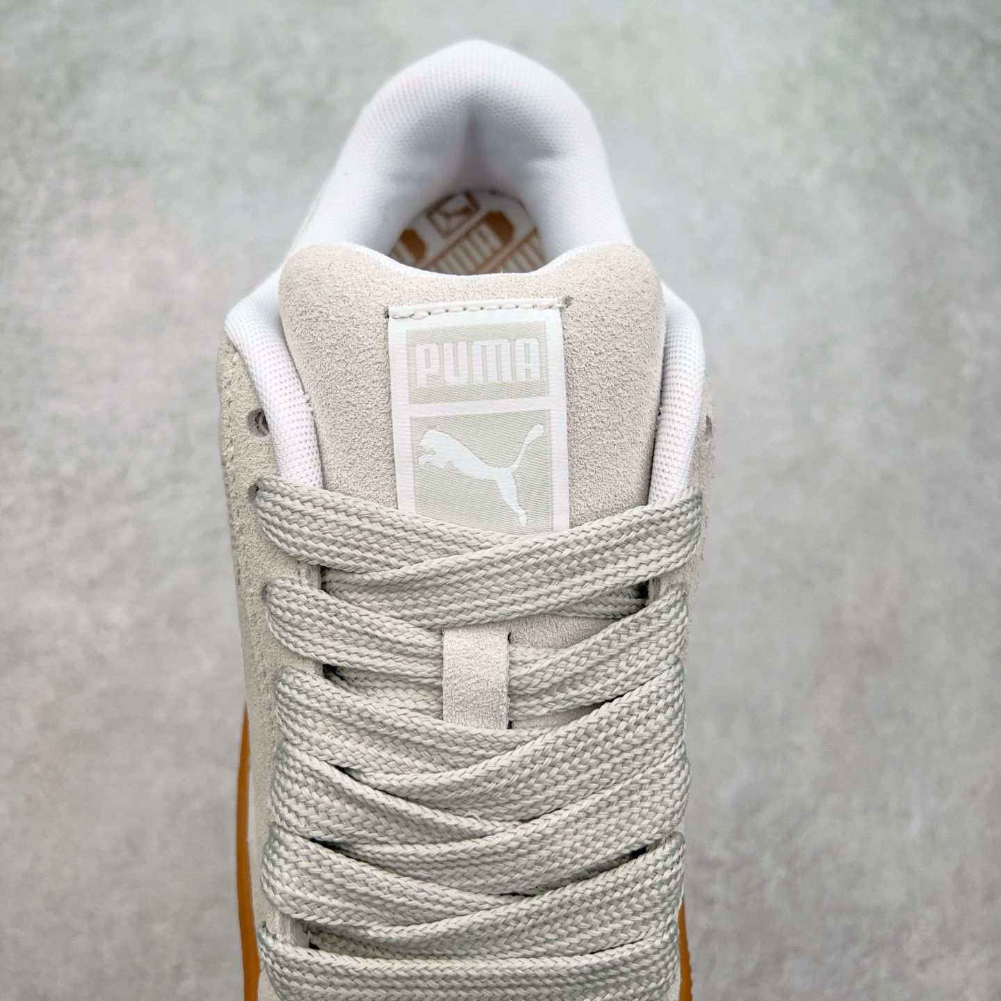 图片[5]-＃奥莱订单福利 PUMA SUEDE XL 彪马新款面包鞋男女同款复古休闲板鞋 赠送一双鞋带 鞋身通体采用细腻的麂皮材质 厚实柔软 质感出众 鞋侧保留PUMA标志性跑道图案 侧面与后跟点缀金属色PUMA LOGO 兼具辨识度与细节感 加厚鞋垫、饱满鞋舌 搭配加宽扁形鞋带 使得穿着感更加贴合与舒适 值得一提的是 本季SUEDE XL鞋款以黑色、红色及蓝色最为瞩目 经典黑的配色 在低调之余可轻松驾驭任何潮流风格造型 而高饱和度的配色 则是当之无愧的早春出街利器。货号： 395205 尺码：36 36.5 37 38 38.5 39 40 40.5 41 42 42.5 43 44 44.5 45-选品中心