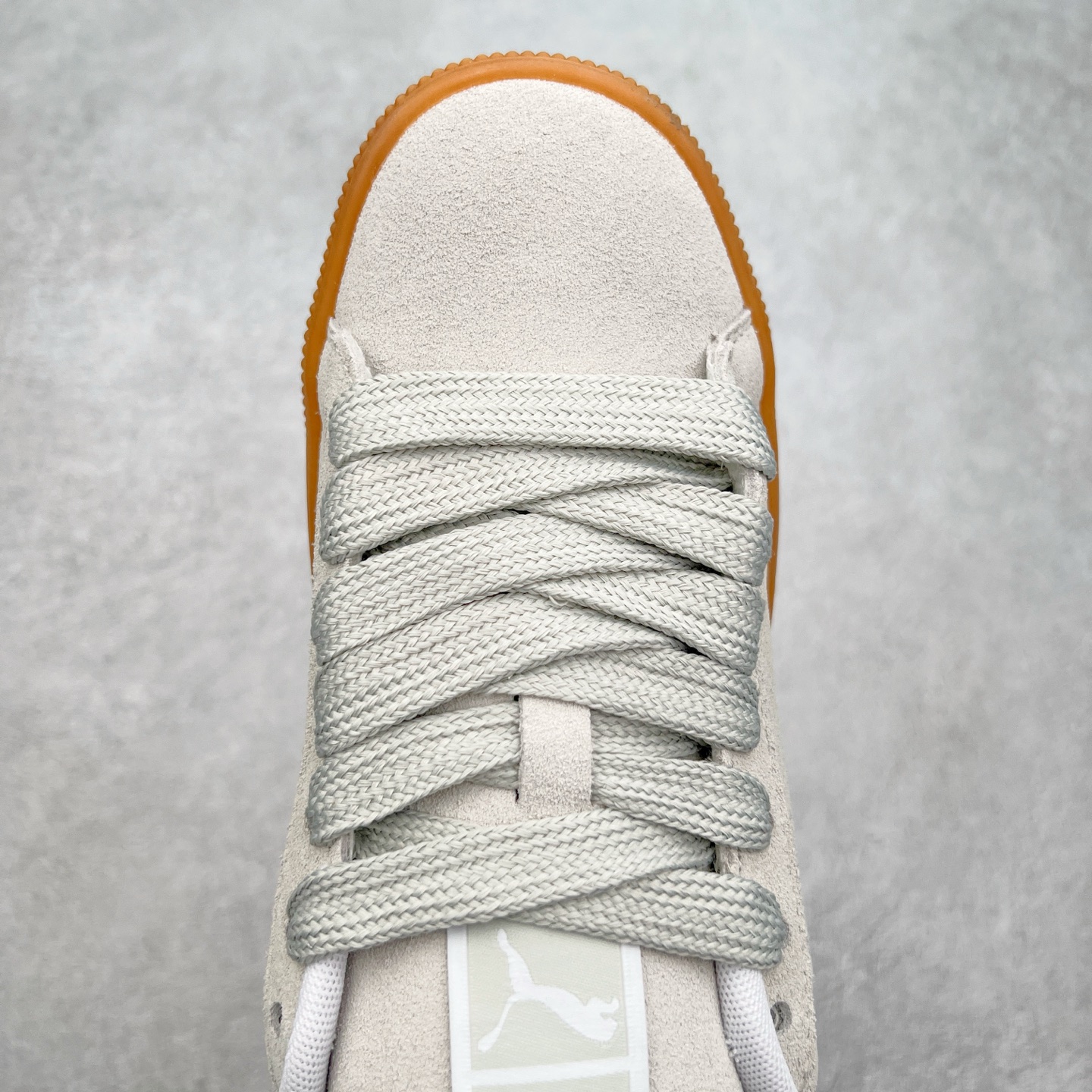 图片[4]-＃奥莱订单福利 PUMA SUEDE XL 彪马新款面包鞋男女同款复古休闲板鞋 赠送一双鞋带 鞋身通体采用细腻的麂皮材质 厚实柔软 质感出众 鞋侧保留PUMA标志性跑道图案 侧面与后跟点缀金属色PUMA LOGO 兼具辨识度与细节感 加厚鞋垫、饱满鞋舌 搭配加宽扁形鞋带 使得穿着感更加贴合与舒适 值得一提的是 本季SUEDE XL鞋款以黑色、红色及蓝色最为瞩目 经典黑的配色 在低调之余可轻松驾驭任何潮流风格造型 而高饱和度的配色 则是当之无愧的早春出街利器。货号： 395205 尺码：36 36.5 37 38 38.5 39 40 40.5 41 42 42.5 43 44 44.5 45-选品中心