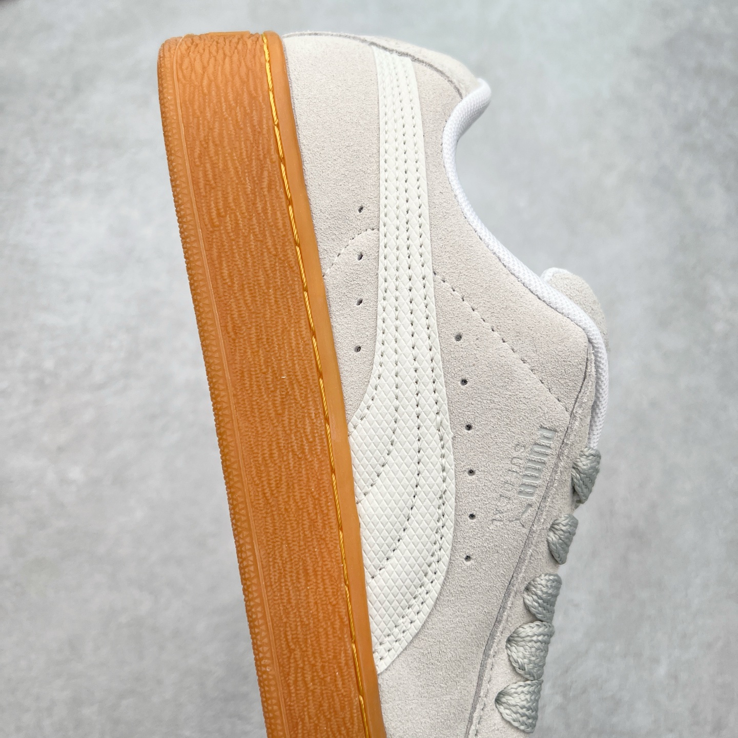 图片[6]-＃奥莱订单福利 PUMA SUEDE XL 彪马新款面包鞋男女同款复古休闲板鞋 赠送一双鞋带 鞋身通体采用细腻的麂皮材质 厚实柔软 质感出众 鞋侧保留PUMA标志性跑道图案 侧面与后跟点缀金属色PUMA LOGO 兼具辨识度与细节感 加厚鞋垫、饱满鞋舌 搭配加宽扁形鞋带 使得穿着感更加贴合与舒适 值得一提的是 本季SUEDE XL鞋款以黑色、红色及蓝色最为瞩目 经典黑的配色 在低调之余可轻松驾驭任何潮流风格造型 而高饱和度的配色 则是当之无愧的早春出街利器。货号： 395205 尺码：36 36.5 37 38 38.5 39 40 40.5 41 42 42.5 43 44 44.5 45-选品中心