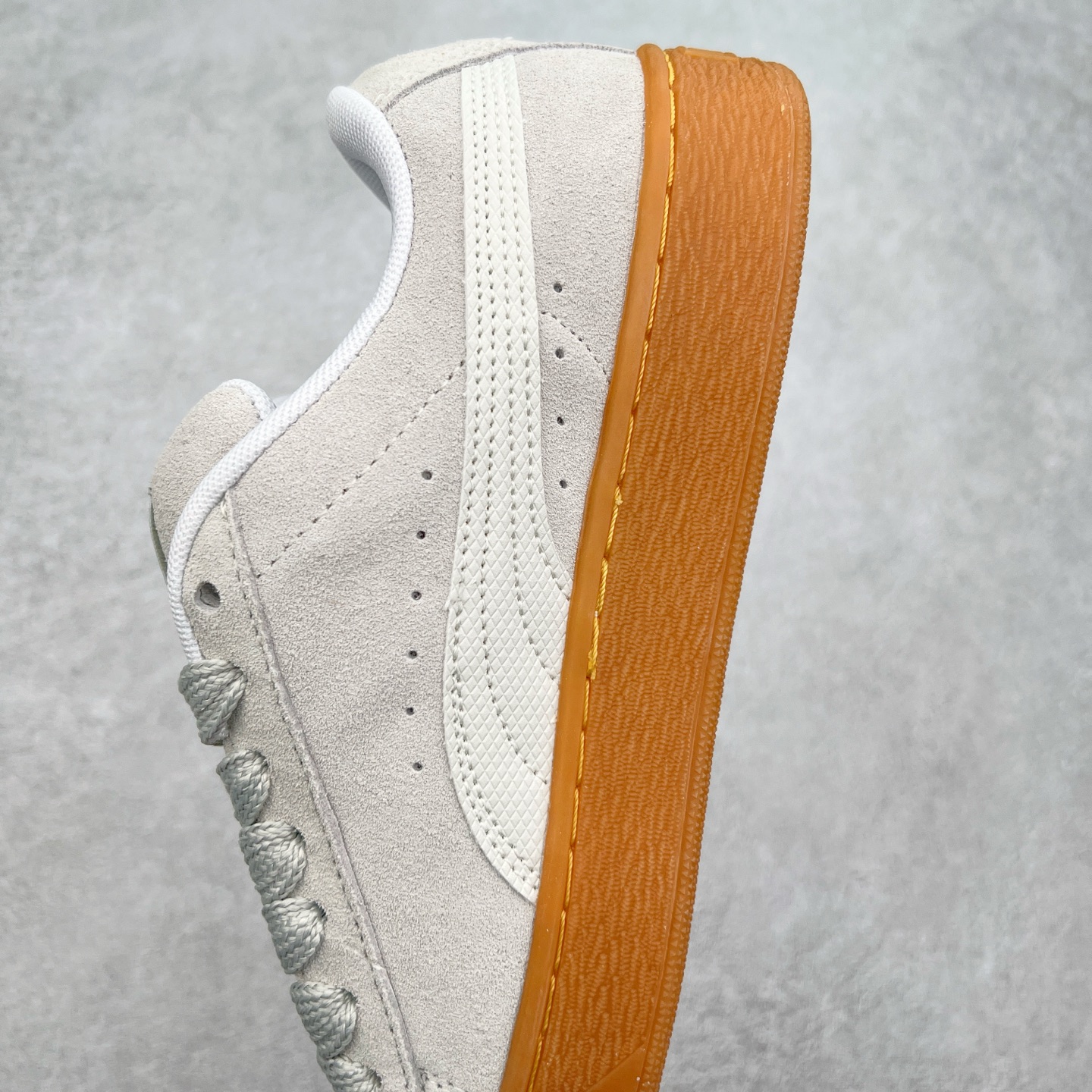 图片[7]-＃奥莱订单福利 PUMA SUEDE XL 彪马新款面包鞋男女同款复古休闲板鞋 赠送一双鞋带 鞋身通体采用细腻的麂皮材质 厚实柔软 质感出众 鞋侧保留PUMA标志性跑道图案 侧面与后跟点缀金属色PUMA LOGO 兼具辨识度与细节感 加厚鞋垫、饱满鞋舌 搭配加宽扁形鞋带 使得穿着感更加贴合与舒适 值得一提的是 本季SUEDE XL鞋款以黑色、红色及蓝色最为瞩目 经典黑的配色 在低调之余可轻松驾驭任何潮流风格造型 而高饱和度的配色 则是当之无愧的早春出街利器。货号： 395205 尺码：36 36.5 37 38 38.5 39 40 40.5 41 42 42.5 43 44 44.5 45-选品中心