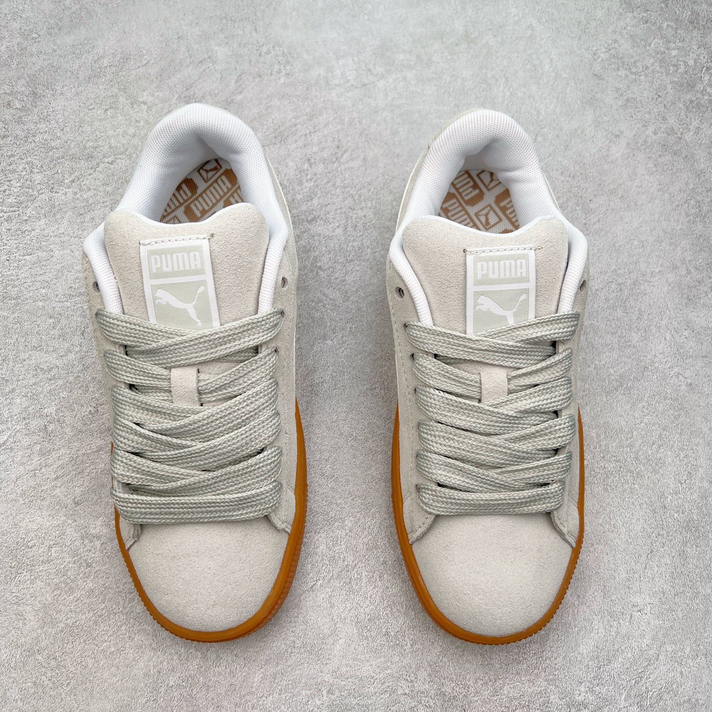 图片[2]-＃奥莱订单福利 PUMA SUEDE XL 彪马新款面包鞋男女同款复古休闲板鞋 赠送一双鞋带 鞋身通体采用细腻的麂皮材质 厚实柔软 质感出众 鞋侧保留PUMA标志性跑道图案 侧面与后跟点缀金属色PUMA LOGO 兼具辨识度与细节感 加厚鞋垫、饱满鞋舌 搭配加宽扁形鞋带 使得穿着感更加贴合与舒适 值得一提的是 本季SUEDE XL鞋款以黑色、红色及蓝色最为瞩目 经典黑的配色 在低调之余可轻松驾驭任何潮流风格造型 而高饱和度的配色 则是当之无愧的早春出街利器。货号： 395205 尺码：36 36.5 37 38 38.5 39 40 40.5 41 42 42.5 43 44 44.5 45-选品中心