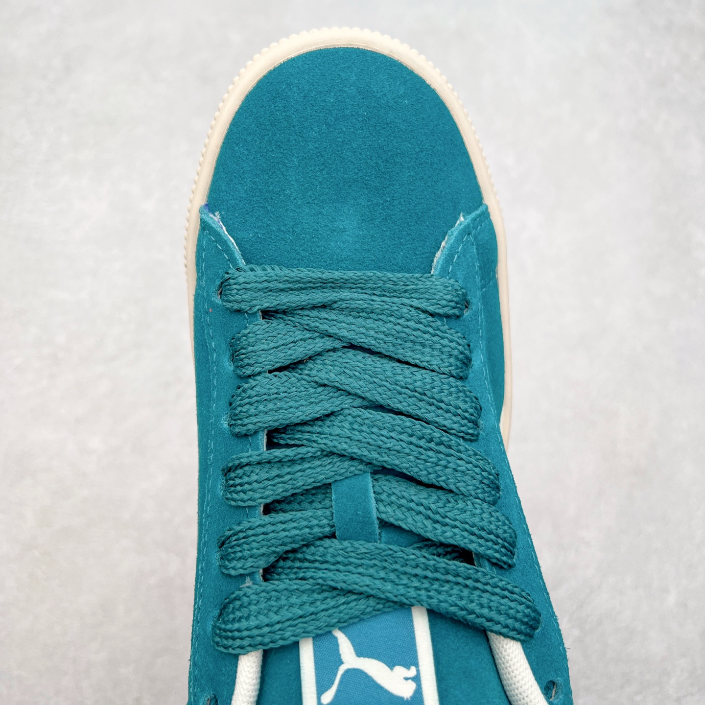 图片[4]-＃奥莱订单福利 PUMA SUEDE XL 彪马新款面包鞋男女同款复古休闲板鞋 赠送一双鞋带 鞋身通体采用细腻的麂皮材质 厚实柔软 质感出众 鞋侧保留PUMA标志性跑道图案 侧面与后跟点缀金属色PUMA LOGO 兼具辨识度与细节感 加厚鞋垫、饱满鞋舌 搭配加宽扁形鞋带 使得穿着感更加贴合与舒适 值得一提的是 本季SUEDE XL鞋款以黑色、红色及蓝色最为瞩目 经典黑的配色 在低调之余可轻松驾驭任何潮流风格造型 而高饱和度的配色 则是当之无愧的早春出街利器。货号： 395205 尺码：36 36.5 37 38 38.5 39 40 40.5 41 42 42.5 43 44 44.5 45-选品中心