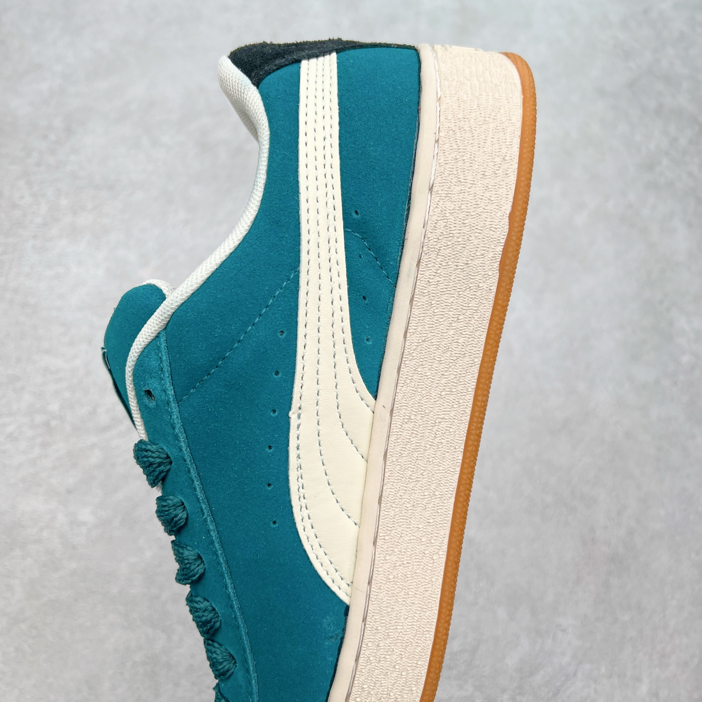 图片[7]-＃奥莱订单福利 PUMA SUEDE XL 彪马新款面包鞋男女同款复古休闲板鞋 赠送一双鞋带 鞋身通体采用细腻的麂皮材质 厚实柔软 质感出众 鞋侧保留PUMA标志性跑道图案 侧面与后跟点缀金属色PUMA LOGO 兼具辨识度与细节感 加厚鞋垫、饱满鞋舌 搭配加宽扁形鞋带 使得穿着感更加贴合与舒适 值得一提的是 本季SUEDE XL鞋款以黑色、红色及蓝色最为瞩目 经典黑的配色 在低调之余可轻松驾驭任何潮流风格造型 而高饱和度的配色 则是当之无愧的早春出街利器。货号： 395205 尺码：36 36.5 37 38 38.5 39 40 40.5 41 42 42.5 43 44 44.5 45-选品中心