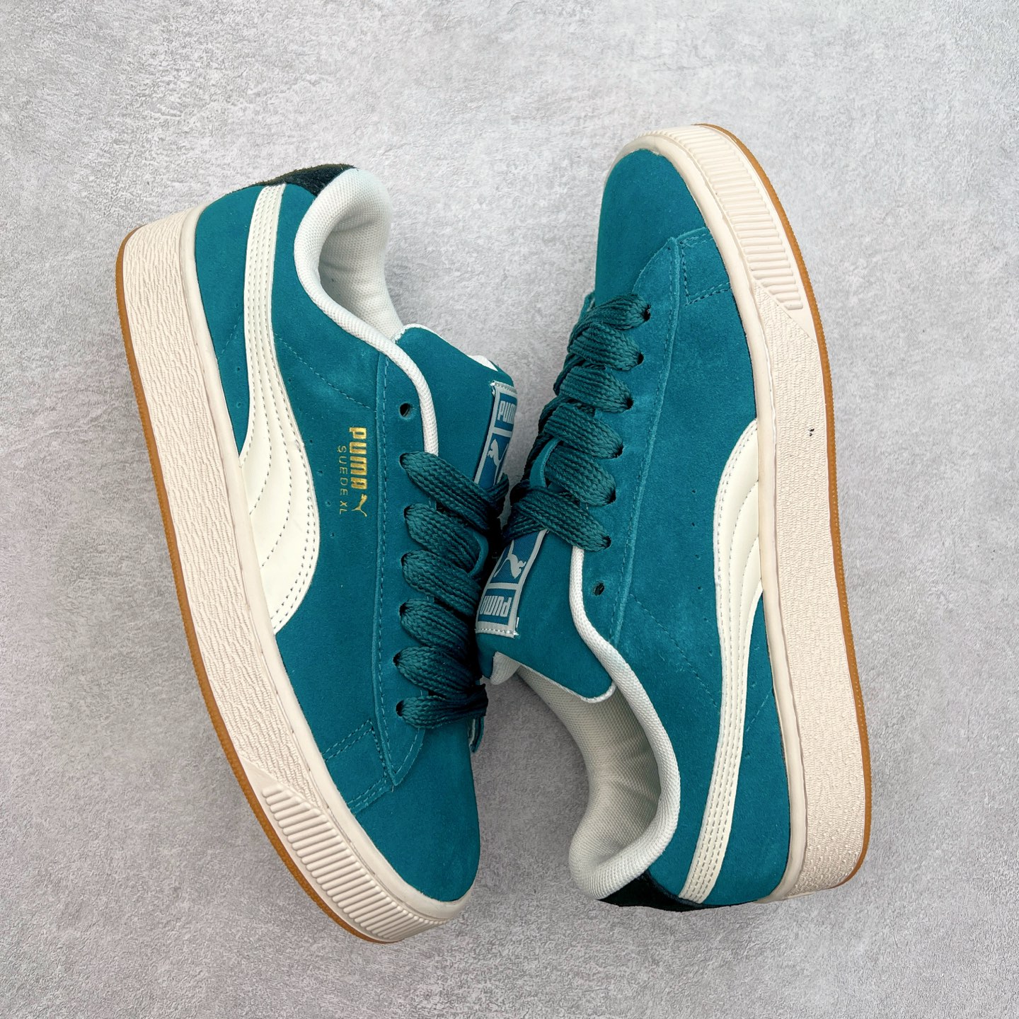 图片[3]-＃奥莱订单福利 PUMA SUEDE XL 彪马新款面包鞋男女同款复古休闲板鞋 赠送一双鞋带 鞋身通体采用细腻的麂皮材质 厚实柔软 质感出众 鞋侧保留PUMA标志性跑道图案 侧面与后跟点缀金属色PUMA LOGO 兼具辨识度与细节感 加厚鞋垫、饱满鞋舌 搭配加宽扁形鞋带 使得穿着感更加贴合与舒适 值得一提的是 本季SUEDE XL鞋款以黑色、红色及蓝色最为瞩目 经典黑的配色 在低调之余可轻松驾驭任何潮流风格造型 而高饱和度的配色 则是当之无愧的早春出街利器。货号： 395205 尺码：36 36.5 37 38 38.5 39 40 40.5 41 42 42.5 43 44 44.5 45-选品中心
