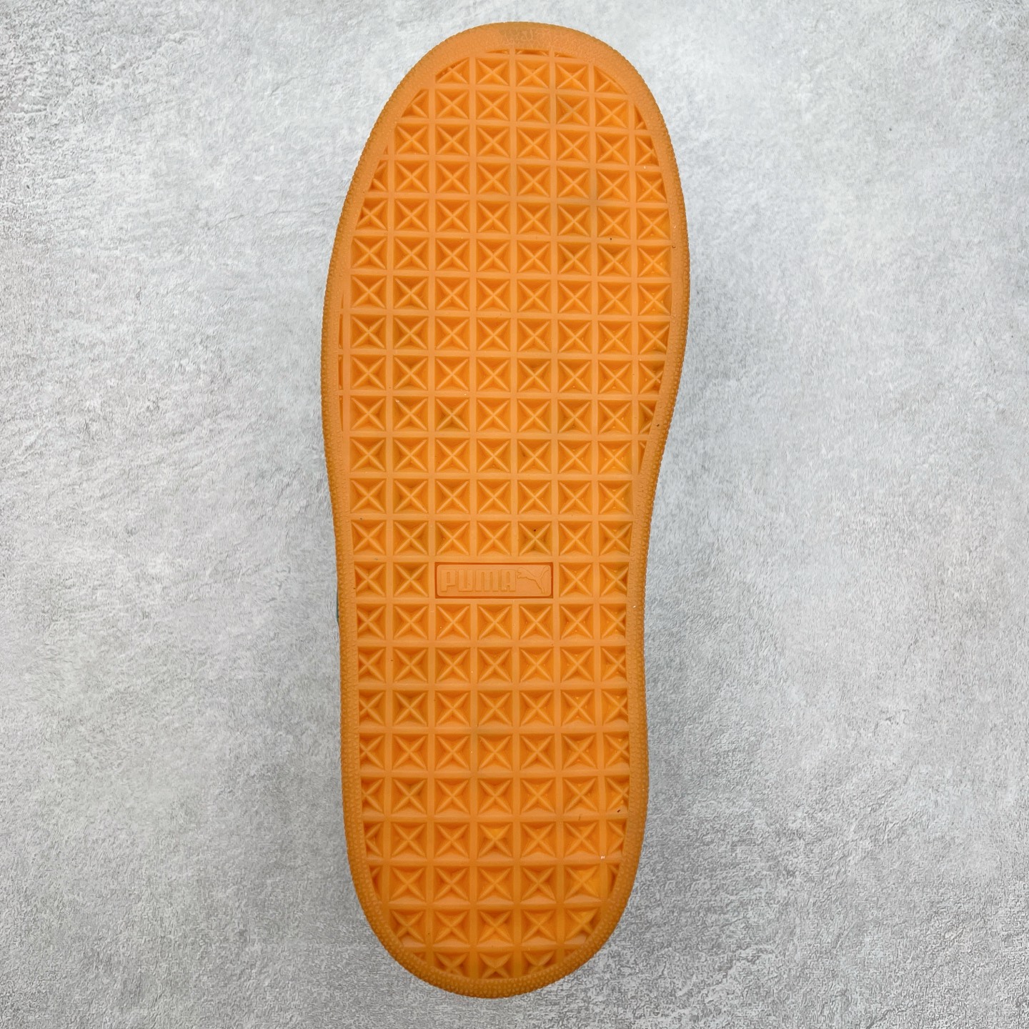 图片[9]-＃奥莱订单福利 PUMA SUEDE XL 彪马新款面包鞋男女同款复古休闲板鞋 赠送一双鞋带 鞋身通体采用细腻的麂皮材质 厚实柔软 质感出众 鞋侧保留PUMA标志性跑道图案 侧面与后跟点缀金属色PUMA LOGO 兼具辨识度与细节感 加厚鞋垫、饱满鞋舌 搭配加宽扁形鞋带 使得穿着感更加贴合与舒适 值得一提的是 本季SUEDE XL鞋款以黑色、红色及蓝色最为瞩目 经典黑的配色 在低调之余可轻松驾驭任何潮流风格造型 而高饱和度的配色 则是当之无愧的早春出街利器。货号： 395205 尺码：36 36.5 37 38 38.5 39 40 40.5 41 42 42.5 43 44 44.5 45-选品中心