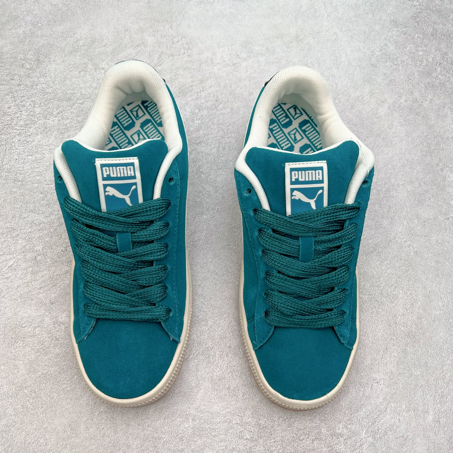 图片[2]-＃奥莱订单福利 PUMA SUEDE XL 彪马新款面包鞋男女同款复古休闲板鞋 赠送一双鞋带 鞋身通体采用细腻的麂皮材质 厚实柔软 质感出众 鞋侧保留PUMA标志性跑道图案 侧面与后跟点缀金属色PUMA LOGO 兼具辨识度与细节感 加厚鞋垫、饱满鞋舌 搭配加宽扁形鞋带 使得穿着感更加贴合与舒适 值得一提的是 本季SUEDE XL鞋款以黑色、红色及蓝色最为瞩目 经典黑的配色 在低调之余可轻松驾驭任何潮流风格造型 而高饱和度的配色 则是当之无愧的早春出街利器。货号： 395205 尺码：36 36.5 37 38 38.5 39 40 40.5 41 42 42.5 43 44 44.5 45-选品中心