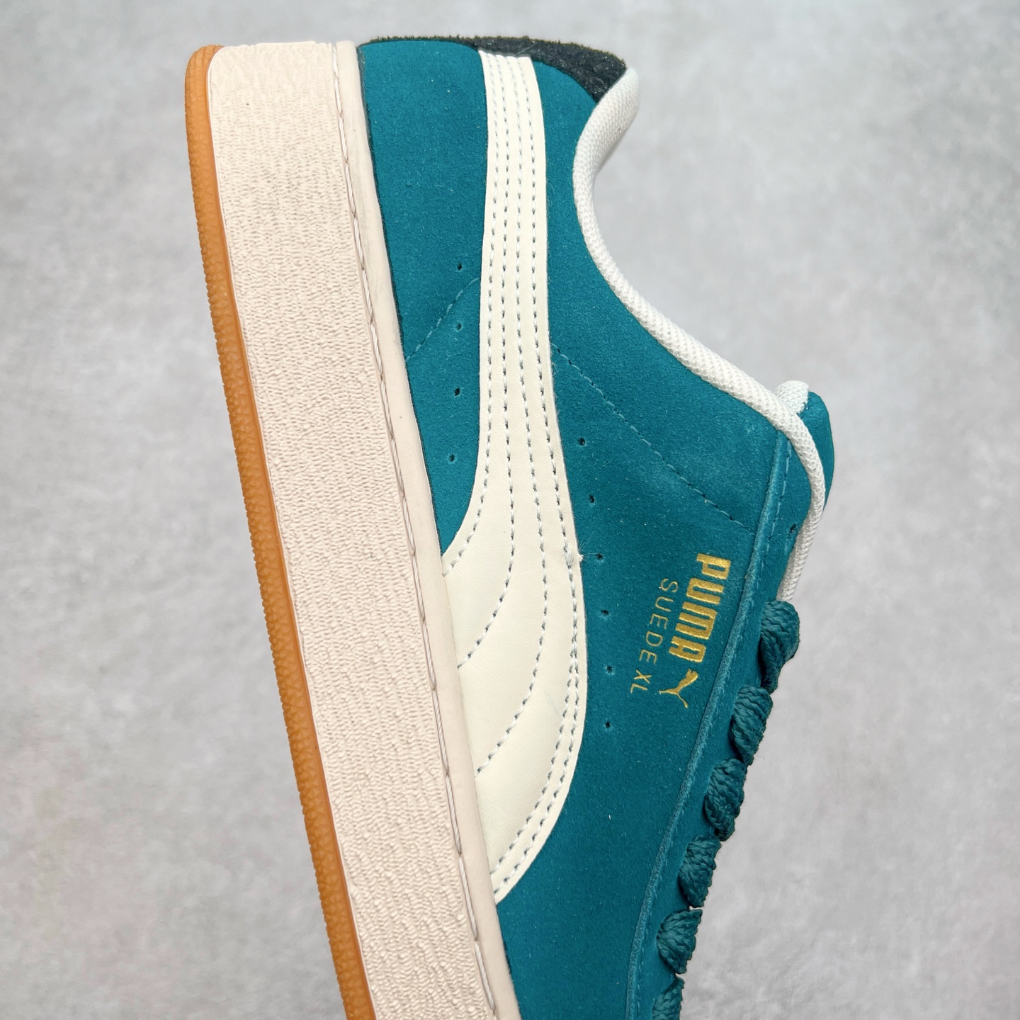 图片[6]-＃奥莱订单福利 PUMA SUEDE XL 彪马新款面包鞋男女同款复古休闲板鞋 赠送一双鞋带 鞋身通体采用细腻的麂皮材质 厚实柔软 质感出众 鞋侧保留PUMA标志性跑道图案 侧面与后跟点缀金属色PUMA LOGO 兼具辨识度与细节感 加厚鞋垫、饱满鞋舌 搭配加宽扁形鞋带 使得穿着感更加贴合与舒适 值得一提的是 本季SUEDE XL鞋款以黑色、红色及蓝色最为瞩目 经典黑的配色 在低调之余可轻松驾驭任何潮流风格造型 而高饱和度的配色 则是当之无愧的早春出街利器。货号： 395205 尺码：36 36.5 37 38 38.5 39 40 40.5 41 42 42.5 43 44 44.5 45-选品中心