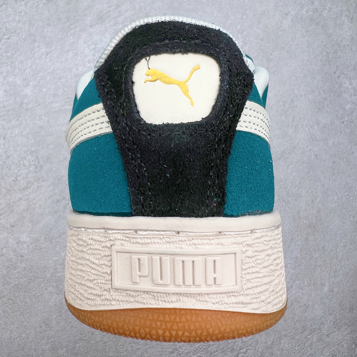 图片[8]-＃奥莱订单福利 PUMA SUEDE XL 彪马新款面包鞋男女同款复古休闲板鞋 赠送一双鞋带 鞋身通体采用细腻的麂皮材质 厚实柔软 质感出众 鞋侧保留PUMA标志性跑道图案 侧面与后跟点缀金属色PUMA LOGO 兼具辨识度与细节感 加厚鞋垫、饱满鞋舌 搭配加宽扁形鞋带 使得穿着感更加贴合与舒适 值得一提的是 本季SUEDE XL鞋款以黑色、红色及蓝色最为瞩目 经典黑的配色 在低调之余可轻松驾驭任何潮流风格造型 而高饱和度的配色 则是当之无愧的早春出街利器。货号： 395205 尺码：36 36.5 37 38 38.5 39 40 40.5 41 42 42.5 43 44 44.5 45-选品中心