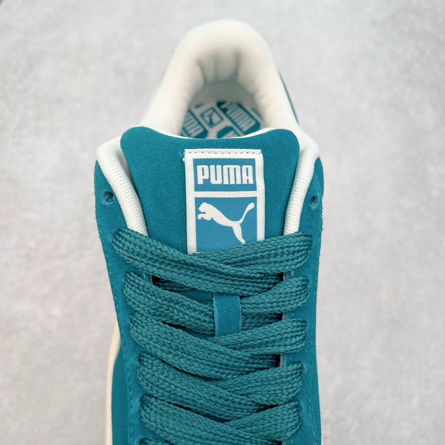 图片[5]-＃奥莱订单福利 PUMA SUEDE XL 彪马新款面包鞋男女同款复古休闲板鞋 赠送一双鞋带 鞋身通体采用细腻的麂皮材质 厚实柔软 质感出众 鞋侧保留PUMA标志性跑道图案 侧面与后跟点缀金属色PUMA LOGO 兼具辨识度与细节感 加厚鞋垫、饱满鞋舌 搭配加宽扁形鞋带 使得穿着感更加贴合与舒适 值得一提的是 本季SUEDE XL鞋款以黑色、红色及蓝色最为瞩目 经典黑的配色 在低调之余可轻松驾驭任何潮流风格造型 而高饱和度的配色 则是当之无愧的早春出街利器。货号： 395205 尺码：36 36.5 37 38 38.5 39 40 40.5 41 42 42.5 43 44 44.5 45-选品中心