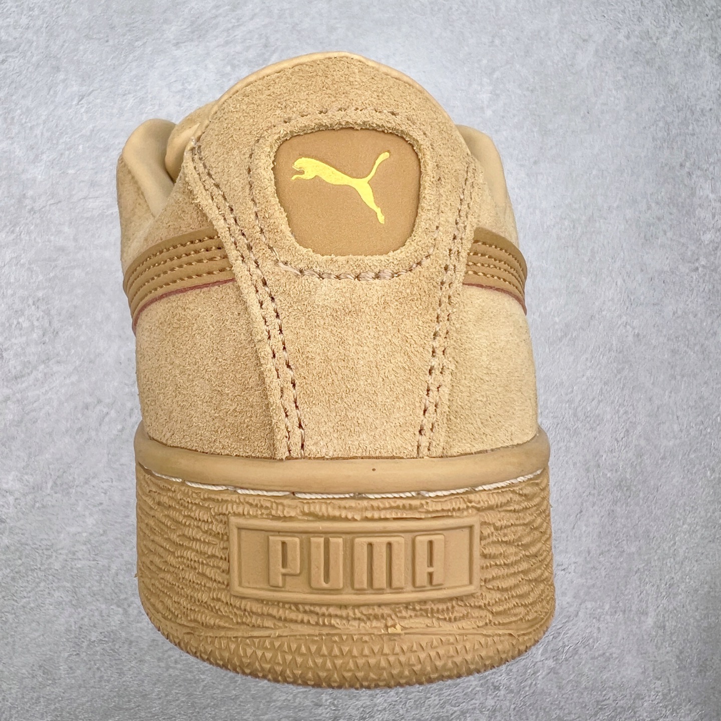 图片[8]-＃奥莱订单福利 PUMA SUEDE XL 彪马新款面包鞋男女同款复古休闲板鞋 赠送一双鞋带 鞋身通体采用细腻的麂皮材质 厚实柔软 质感出众 鞋侧保留PUMA标志性跑道图案 侧面与后跟点缀金属色PUMA LOGO 兼具辨识度与细节感 加厚鞋垫、饱满鞋舌 搭配加宽扁形鞋带 使得穿着感更加贴合与舒适 值得一提的是 本季SUEDE XL鞋款以黑色、红色及蓝色最为瞩目 经典黑的配色 在低调之余可轻松驾驭任何潮流风格造型 而高饱和度的配色 则是当之无愧的早春出街利器。货号： 395205 尺码：36 36.5 37 38 38.5 39 40 40.5 41 42 42.5 43 44 44.5 45-选品中心