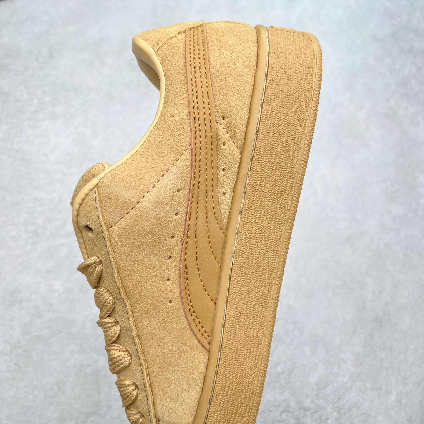 图片[7]-＃奥莱订单福利 PUMA SUEDE XL 彪马新款面包鞋男女同款复古休闲板鞋 赠送一双鞋带 鞋身通体采用细腻的麂皮材质 厚实柔软 质感出众 鞋侧保留PUMA标志性跑道图案 侧面与后跟点缀金属色PUMA LOGO 兼具辨识度与细节感 加厚鞋垫、饱满鞋舌 搭配加宽扁形鞋带 使得穿着感更加贴合与舒适 值得一提的是 本季SUEDE XL鞋款以黑色、红色及蓝色最为瞩目 经典黑的配色 在低调之余可轻松驾驭任何潮流风格造型 而高饱和度的配色 则是当之无愧的早春出街利器。货号： 395205 尺码：36 36.5 37 38 38.5 39 40 40.5 41 42 42.5 43 44 44.5 45-选品中心