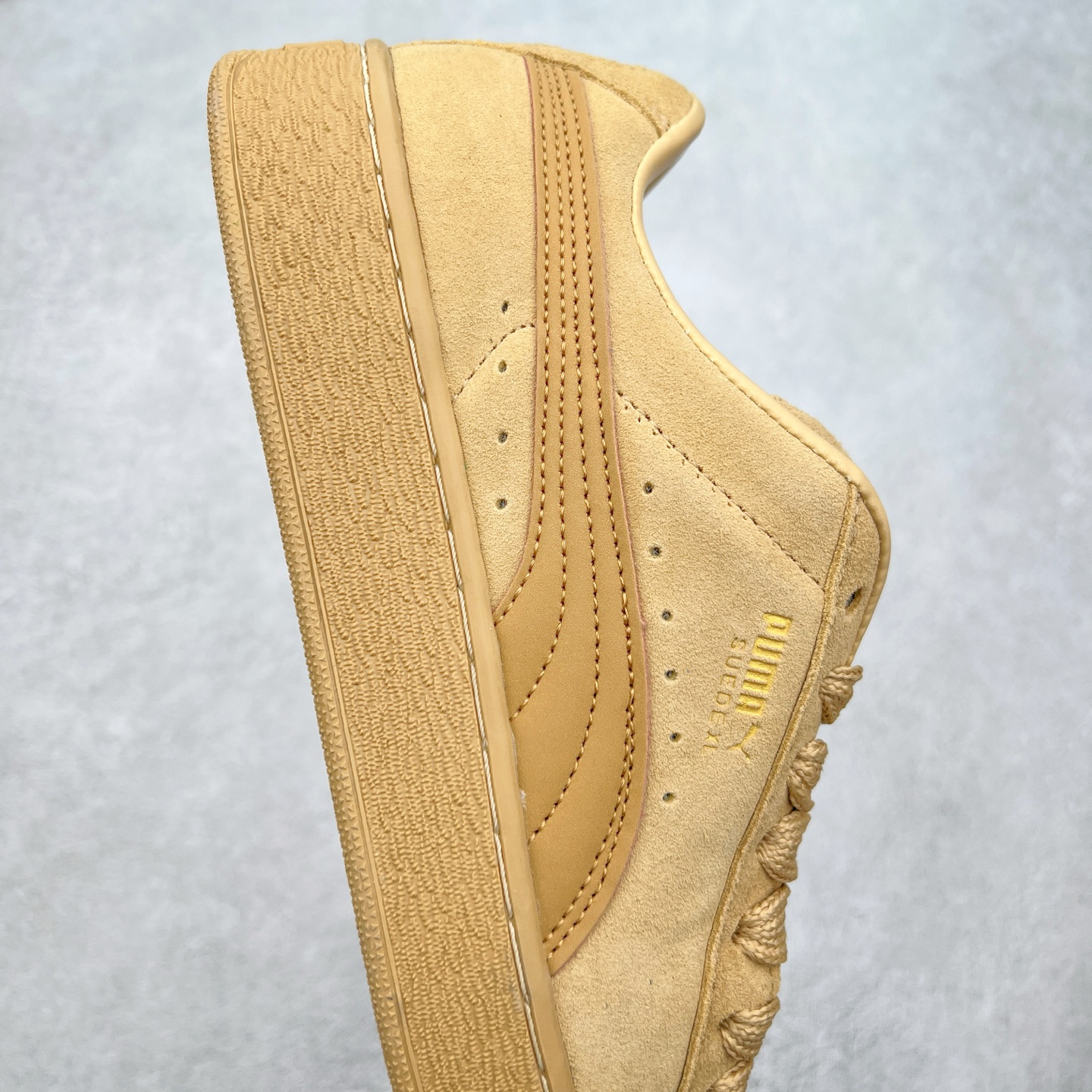 图片[6]-＃奥莱订单福利 PUMA SUEDE XL 彪马新款面包鞋男女同款复古休闲板鞋 赠送一双鞋带 鞋身通体采用细腻的麂皮材质 厚实柔软 质感出众 鞋侧保留PUMA标志性跑道图案 侧面与后跟点缀金属色PUMA LOGO 兼具辨识度与细节感 加厚鞋垫、饱满鞋舌 搭配加宽扁形鞋带 使得穿着感更加贴合与舒适 值得一提的是 本季SUEDE XL鞋款以黑色、红色及蓝色最为瞩目 经典黑的配色 在低调之余可轻松驾驭任何潮流风格造型 而高饱和度的配色 则是当之无愧的早春出街利器。货号： 395205 尺码：36 36.5 37 38 38.5 39 40 40.5 41 42 42.5 43 44 44.5 45-选品中心