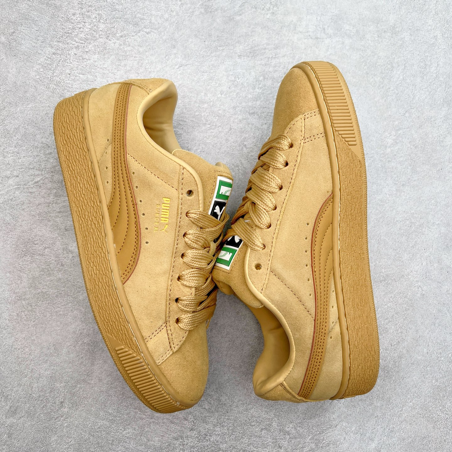 图片[3]-＃奥莱订单福利 PUMA SUEDE XL 彪马新款面包鞋男女同款复古休闲板鞋 赠送一双鞋带 鞋身通体采用细腻的麂皮材质 厚实柔软 质感出众 鞋侧保留PUMA标志性跑道图案 侧面与后跟点缀金属色PUMA LOGO 兼具辨识度与细节感 加厚鞋垫、饱满鞋舌 搭配加宽扁形鞋带 使得穿着感更加贴合与舒适 值得一提的是 本季SUEDE XL鞋款以黑色、红色及蓝色最为瞩目 经典黑的配色 在低调之余可轻松驾驭任何潮流风格造型 而高饱和度的配色 则是当之无愧的早春出街利器。货号： 395205 尺码：36 36.5 37 38 38.5 39 40 40.5 41 42 42.5 43 44 44.5 45-选品中心