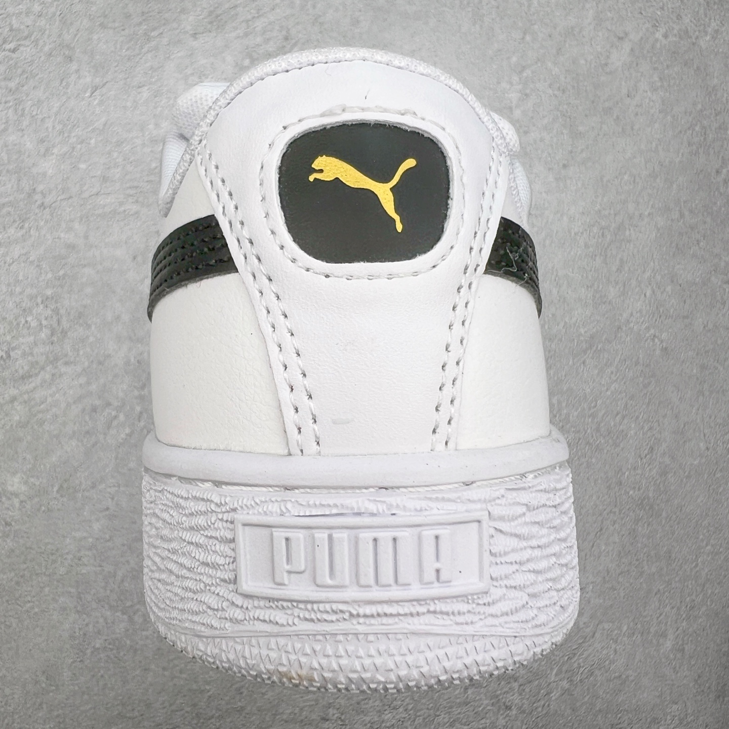 图片[8]-＃奥莱订单福利 PUMA SUEDE XL 彪马新款面包鞋男女同款复古休闲板鞋 赠送一双鞋带 鞋身通体采用细腻的麂皮材质 厚实柔软 质感出众 鞋侧保留PUMA标志性跑道图案 侧面与后跟点缀金属色PUMA LOGO 兼具辨识度与细节感 加厚鞋垫、饱满鞋舌 搭配加宽扁形鞋带 使得穿着感更加贴合与舒适 值得一提的是 本季SUEDE XL鞋款以黑色、红色及蓝色最为瞩目 经典黑的配色 在低调之余可轻松驾驭任何潮流风格造型 而高饱和度的配色 则是当之无愧的早春出街利器。货号： 395205 尺码：36 36.5 37 38 38.5 39 40 40.5 41 42 42.5 43 44 44.5 45-选品中心