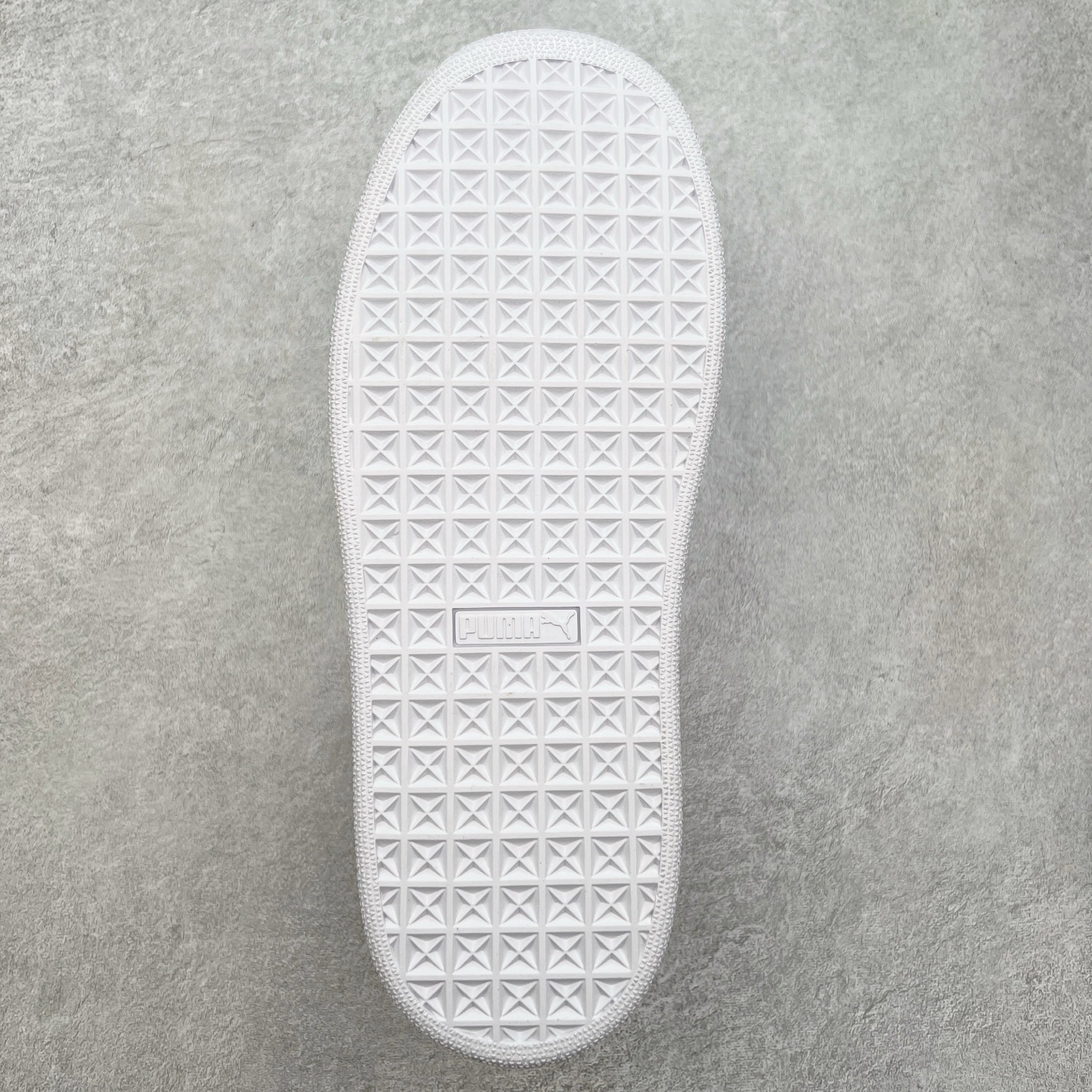 图片[9]-＃奥莱订单福利 PUMA SUEDE XL 彪马新款面包鞋男女同款复古休闲板鞋 赠送一双鞋带 鞋身通体采用细腻的麂皮材质 厚实柔软 质感出众 鞋侧保留PUMA标志性跑道图案 侧面与后跟点缀金属色PUMA LOGO 兼具辨识度与细节感 加厚鞋垫、饱满鞋舌 搭配加宽扁形鞋带 使得穿着感更加贴合与舒适 值得一提的是 本季SUEDE XL鞋款以黑色、红色及蓝色最为瞩目 经典黑的配色 在低调之余可轻松驾驭任何潮流风格造型 而高饱和度的配色 则是当之无愧的早春出街利器。货号： 395205 尺码：36 36.5 37 38 38.5 39 40 40.5 41 42 42.5 43 44 44.5 45-选品中心