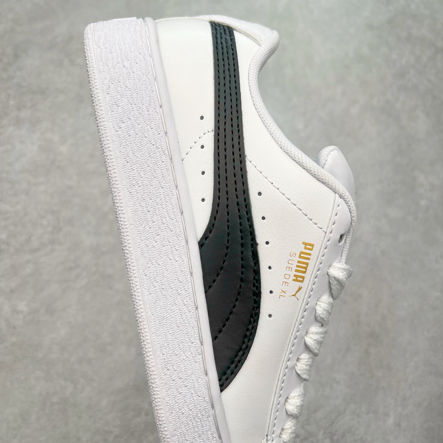 图片[6]-＃奥莱订单福利 PUMA SUEDE XL 彪马新款面包鞋男女同款复古休闲板鞋 赠送一双鞋带 鞋身通体采用细腻的麂皮材质 厚实柔软 质感出众 鞋侧保留PUMA标志性跑道图案 侧面与后跟点缀金属色PUMA LOGO 兼具辨识度与细节感 加厚鞋垫、饱满鞋舌 搭配加宽扁形鞋带 使得穿着感更加贴合与舒适 值得一提的是 本季SUEDE XL鞋款以黑色、红色及蓝色最为瞩目 经典黑的配色 在低调之余可轻松驾驭任何潮流风格造型 而高饱和度的配色 则是当之无愧的早春出街利器。货号： 395205 尺码：36 36.5 37 38 38.5 39 40 40.5 41 42 42.5 43 44 44.5 45-选品中心