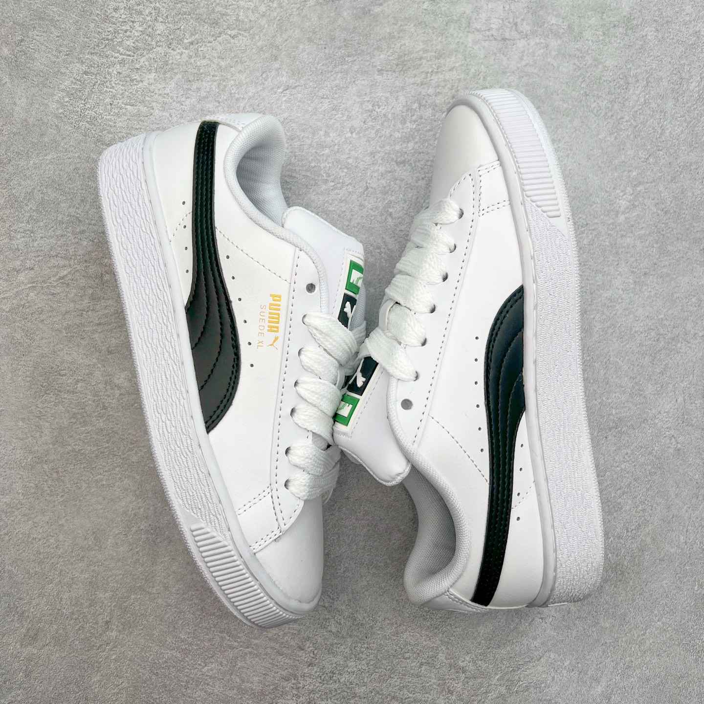 图片[3]-＃奥莱订单福利 PUMA SUEDE XL 彪马新款面包鞋男女同款复古休闲板鞋 赠送一双鞋带 鞋身通体采用细腻的麂皮材质 厚实柔软 质感出众 鞋侧保留PUMA标志性跑道图案 侧面与后跟点缀金属色PUMA LOGO 兼具辨识度与细节感 加厚鞋垫、饱满鞋舌 搭配加宽扁形鞋带 使得穿着感更加贴合与舒适 值得一提的是 本季SUEDE XL鞋款以黑色、红色及蓝色最为瞩目 经典黑的配色 在低调之余可轻松驾驭任何潮流风格造型 而高饱和度的配色 则是当之无愧的早春出街利器。货号： 395205 尺码：36 36.5 37 38 38.5 39 40 40.5 41 42 42.5 43 44 44.5 45-选品中心