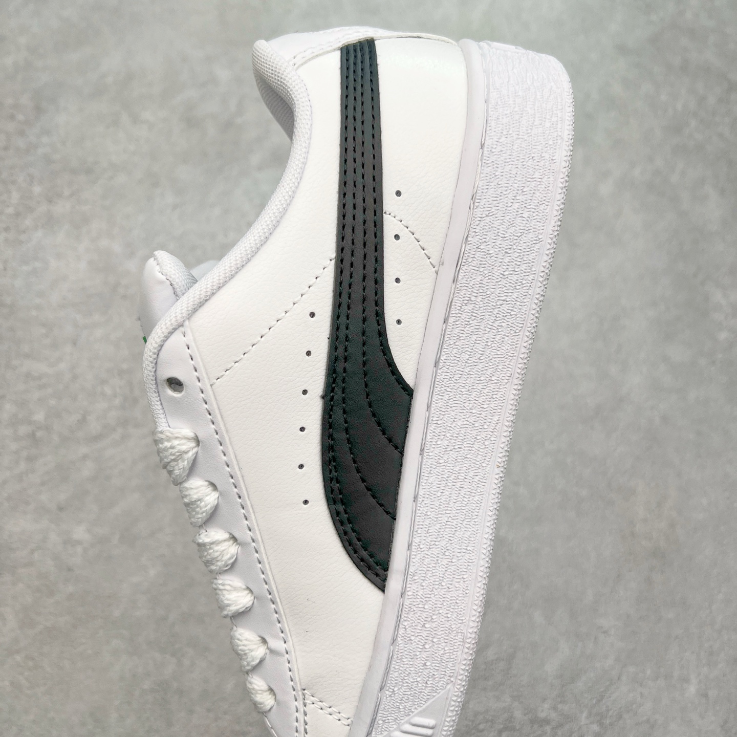 图片[7]-＃奥莱订单福利 PUMA SUEDE XL 彪马新款面包鞋男女同款复古休闲板鞋 赠送一双鞋带 鞋身通体采用细腻的麂皮材质 厚实柔软 质感出众 鞋侧保留PUMA标志性跑道图案 侧面与后跟点缀金属色PUMA LOGO 兼具辨识度与细节感 加厚鞋垫、饱满鞋舌 搭配加宽扁形鞋带 使得穿着感更加贴合与舒适 值得一提的是 本季SUEDE XL鞋款以黑色、红色及蓝色最为瞩目 经典黑的配色 在低调之余可轻松驾驭任何潮流风格造型 而高饱和度的配色 则是当之无愧的早春出街利器。货号： 395205 尺码：36 36.5 37 38 38.5 39 40 40.5 41 42 42.5 43 44 44.5 45-选品中心