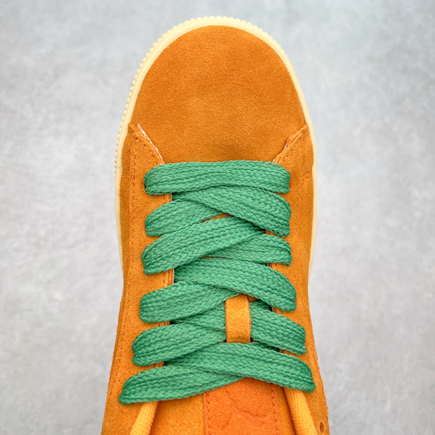 图片[4]-＃奥莱订单福利 PUMA SUEDE XL 彪马新款面包鞋男女同款复古休闲板鞋 赠送一双鞋带 鞋身通体采用细腻的麂皮材质 厚实柔软 质感出众 鞋侧保留PUMA标志性跑道图案 侧面与后跟点缀金属色PUMA LOGO 兼具辨识度与细节感 加厚鞋垫、饱满鞋舌 搭配加宽扁形鞋带 使得穿着感更加贴合与舒适 值得一提的是 本季SUEDE XL鞋款以黑色、红色及蓝色最为瞩目 经典黑的配色 在低调之余可轻松驾驭任何潮流风格造型 而高饱和度的配色 则是当之无愧的早春出街利器。货号： 395205 尺码：36 36.5 37 38 38.5 39 40 40.5 41 42 42.5 43 44 44.5 45-选品中心