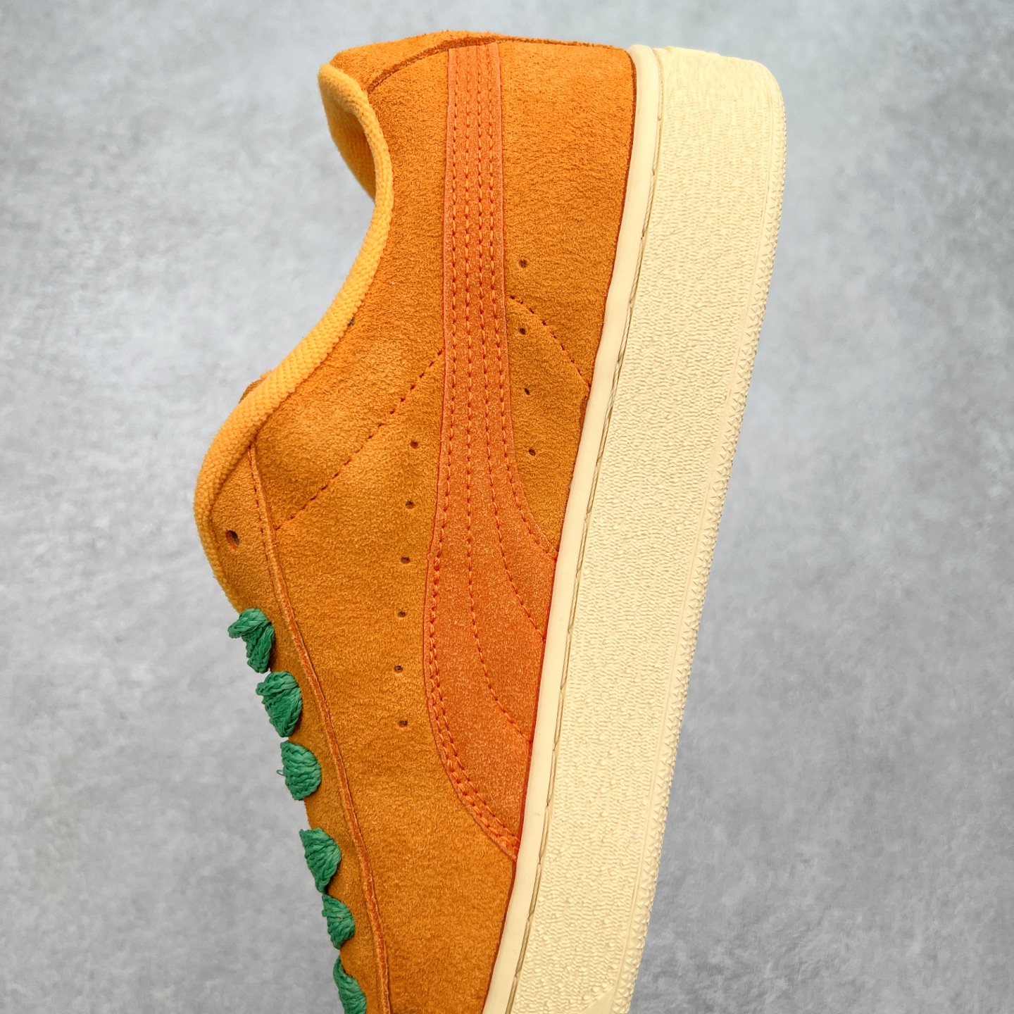 图片[7]-＃奥莱订单福利 PUMA SUEDE XL 彪马新款面包鞋男女同款复古休闲板鞋 赠送一双鞋带 鞋身通体采用细腻的麂皮材质 厚实柔软 质感出众 鞋侧保留PUMA标志性跑道图案 侧面与后跟点缀金属色PUMA LOGO 兼具辨识度与细节感 加厚鞋垫、饱满鞋舌 搭配加宽扁形鞋带 使得穿着感更加贴合与舒适 值得一提的是 本季SUEDE XL鞋款以黑色、红色及蓝色最为瞩目 经典黑的配色 在低调之余可轻松驾驭任何潮流风格造型 而高饱和度的配色 则是当之无愧的早春出街利器。货号： 395205 尺码：36 36.5 37 38 38.5 39 40 40.5 41 42 42.5 43 44 44.5 45-选品中心