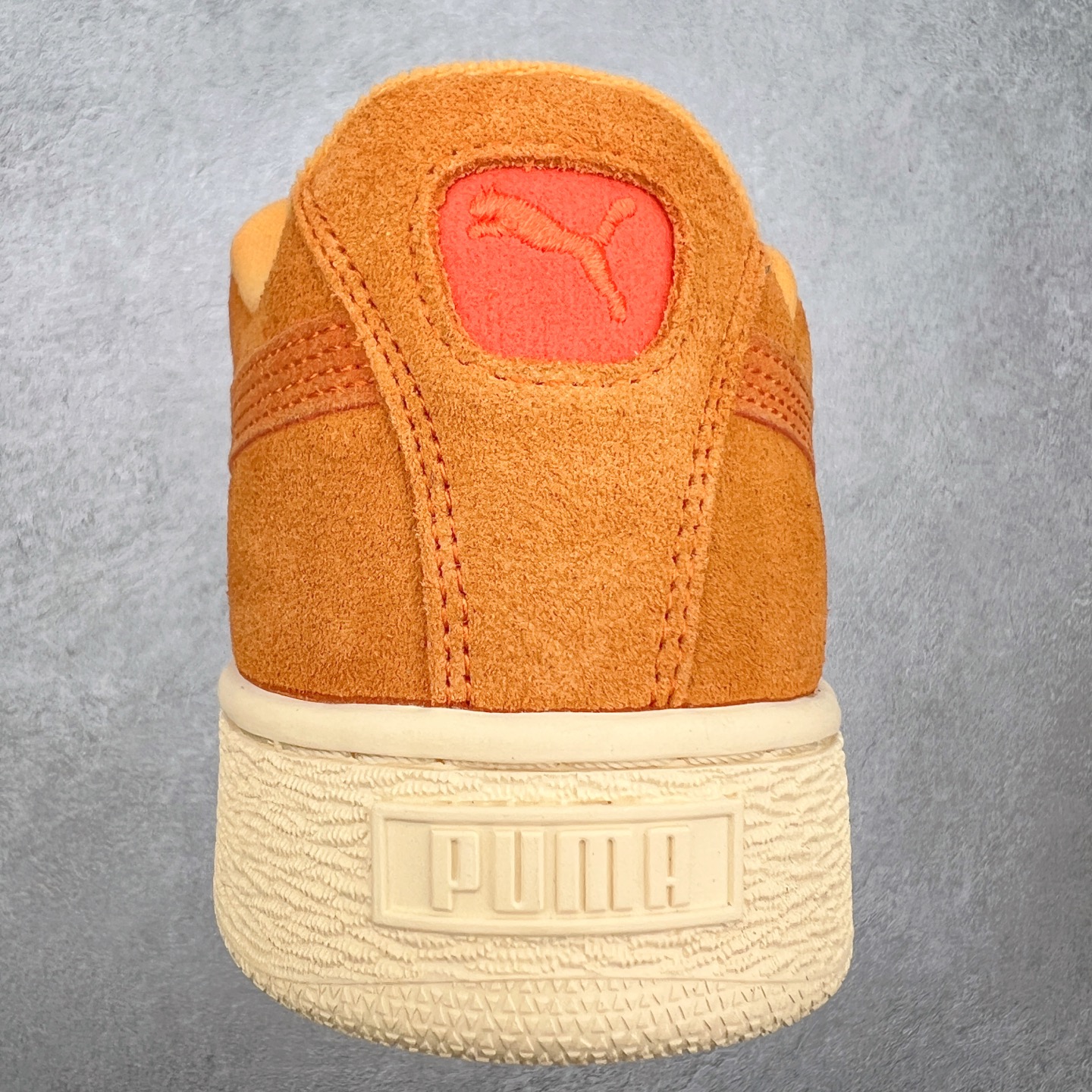 图片[8]-＃奥莱订单福利 PUMA SUEDE XL 彪马新款面包鞋男女同款复古休闲板鞋 赠送一双鞋带 鞋身通体采用细腻的麂皮材质 厚实柔软 质感出众 鞋侧保留PUMA标志性跑道图案 侧面与后跟点缀金属色PUMA LOGO 兼具辨识度与细节感 加厚鞋垫、饱满鞋舌 搭配加宽扁形鞋带 使得穿着感更加贴合与舒适 值得一提的是 本季SUEDE XL鞋款以黑色、红色及蓝色最为瞩目 经典黑的配色 在低调之余可轻松驾驭任何潮流风格造型 而高饱和度的配色 则是当之无愧的早春出街利器。货号： 395205 尺码：36 36.5 37 38 38.5 39 40 40.5 41 42 42.5 43 44 44.5 45-选品中心
